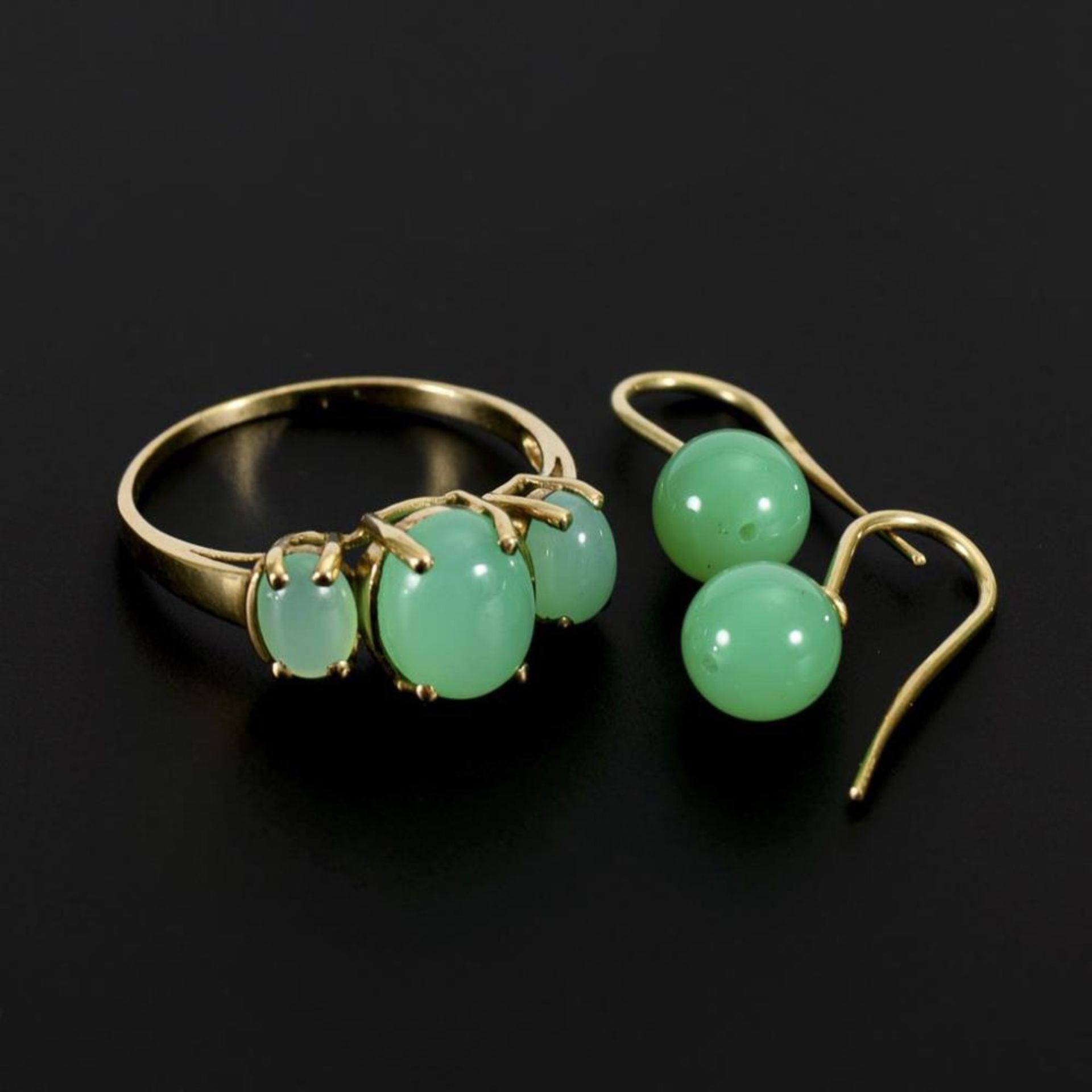 Ring und Ohrhängerpaar mit Chrysoprasen. - Image 2 of 2