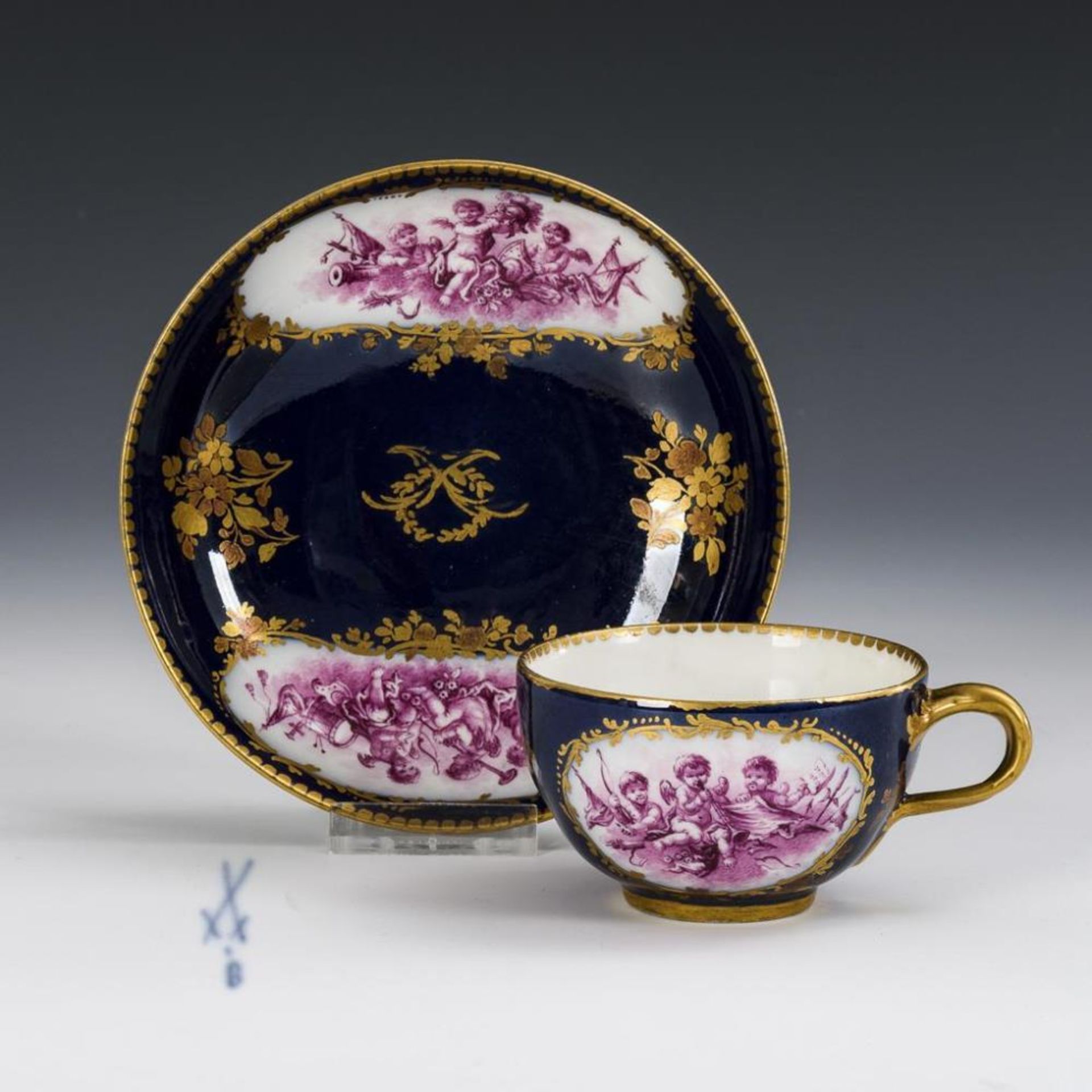 Barocke Tasse mit Puttenmalerei.  Meissen.