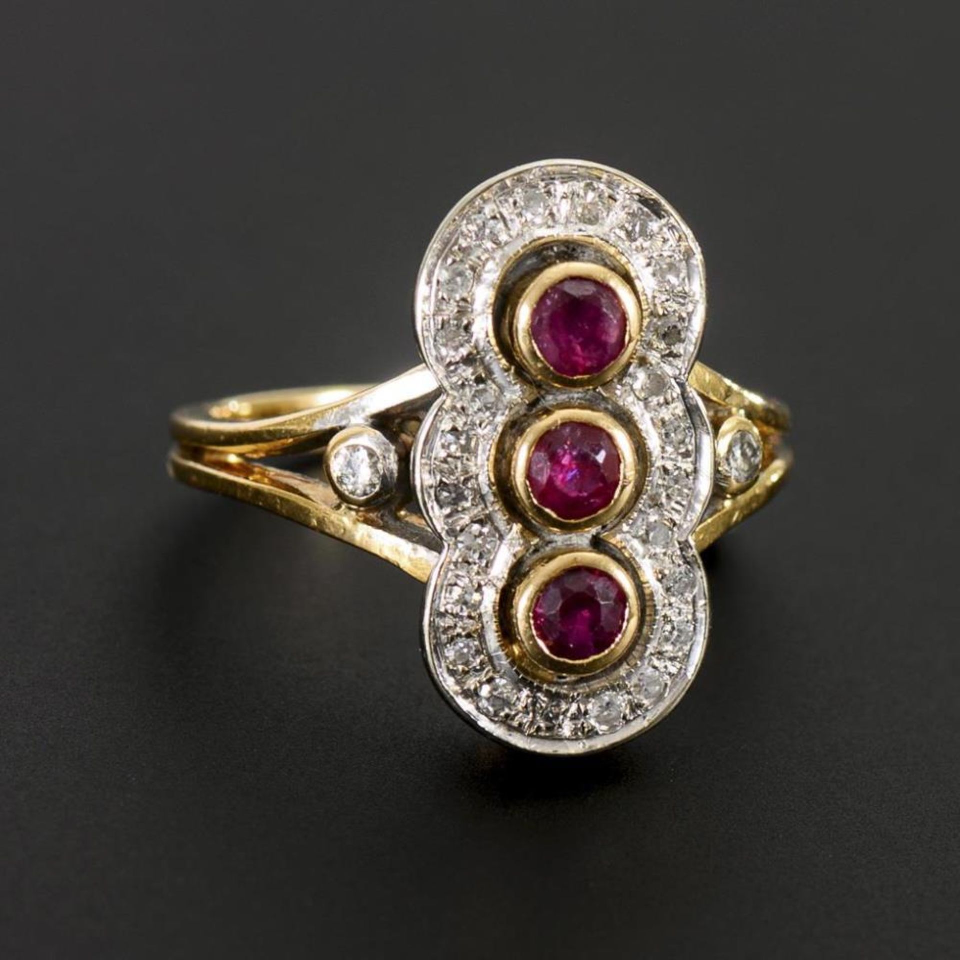 Moderner Ring mit Rubinen, Brillanten und Diamanten. - Image 2 of 2