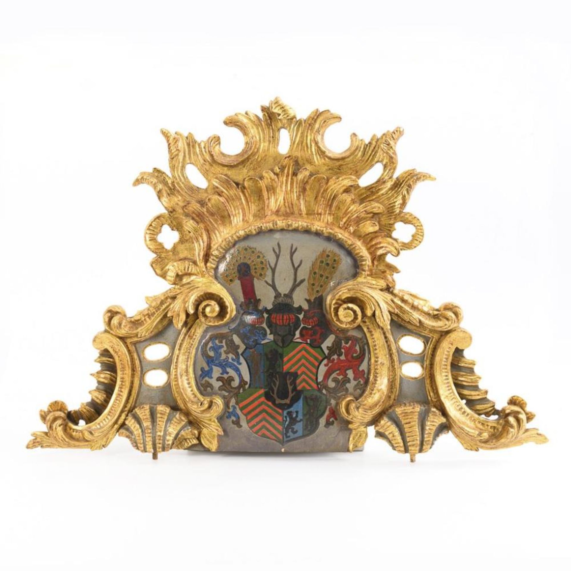 Barocke Supraporte oder Bekrönung mit dem Wappen der Grafen von Mirbach-Geldern-Egmont.