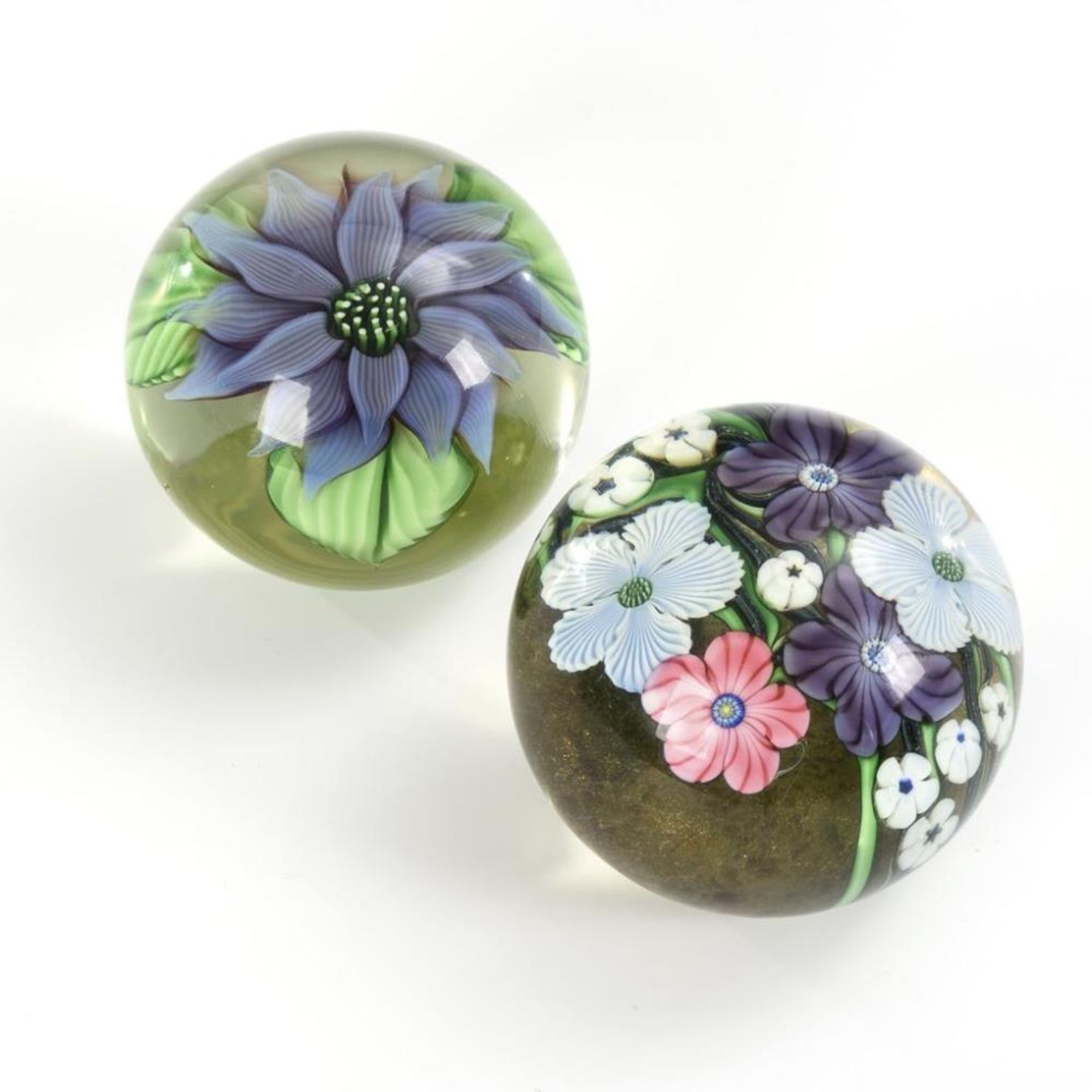 2 Paperweights mit Blumen.  Orient & Flume.