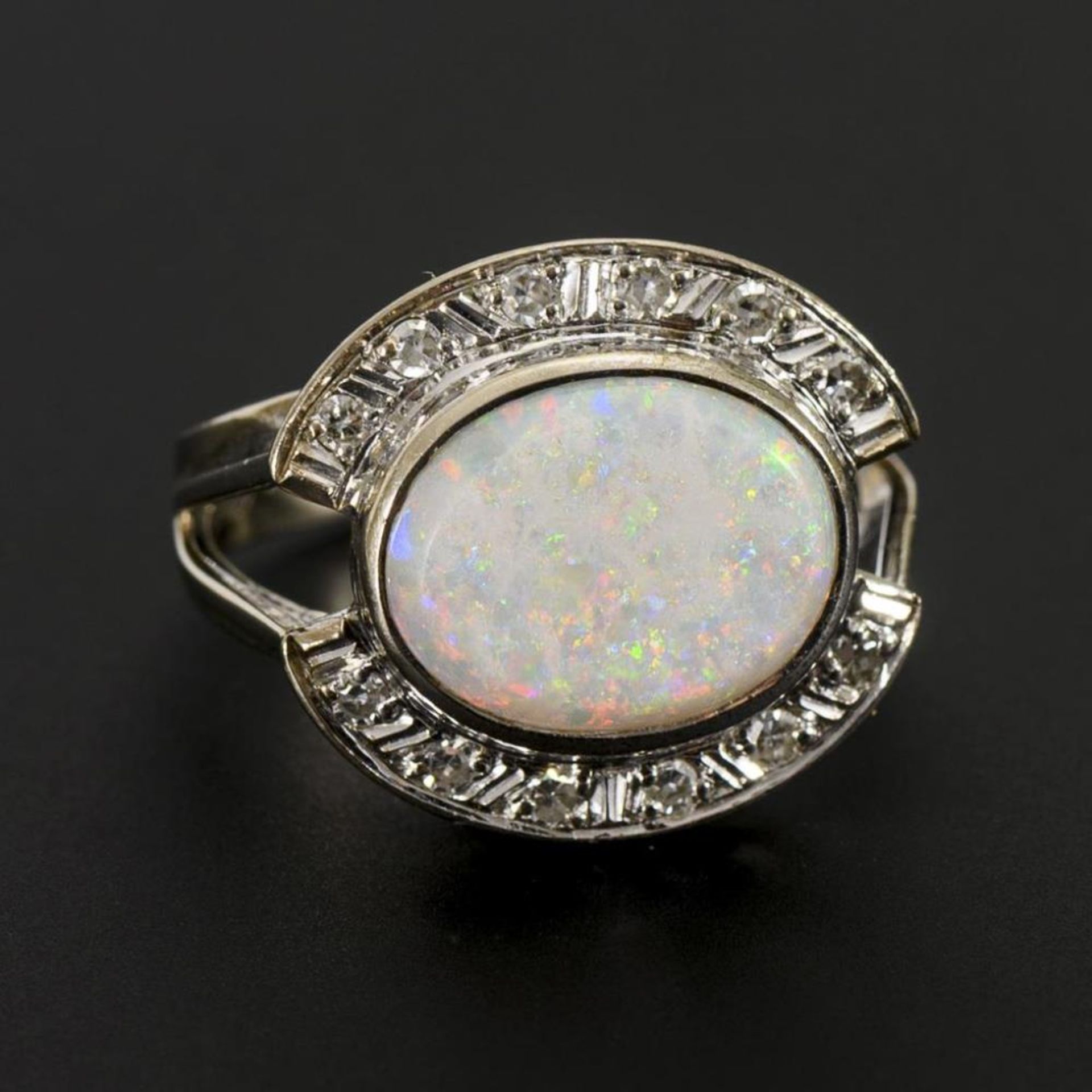 Ring mit Opal und Brillanten.