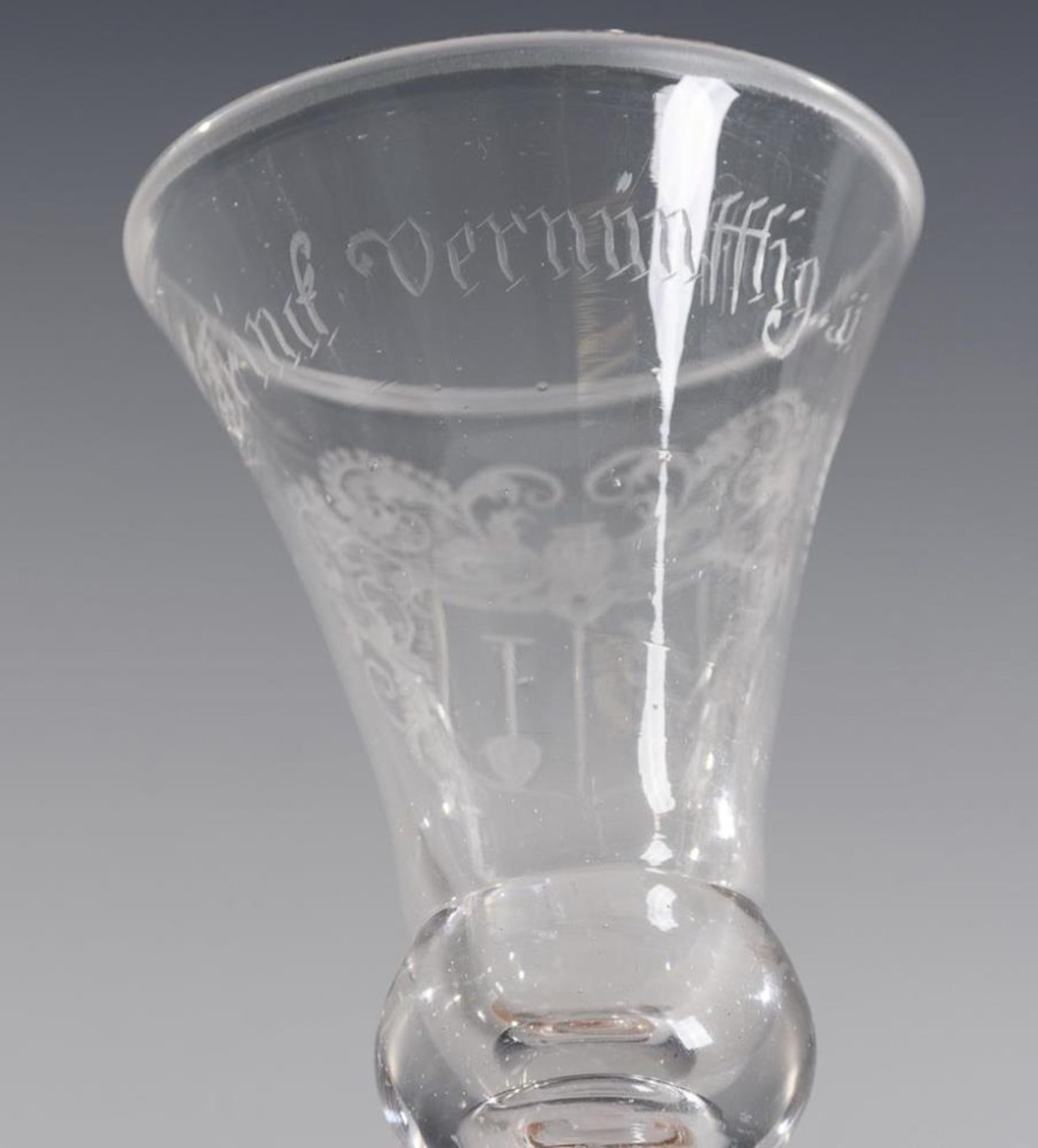 Barockes Kelchglas mit Wappen. - Bild 2 aus 3