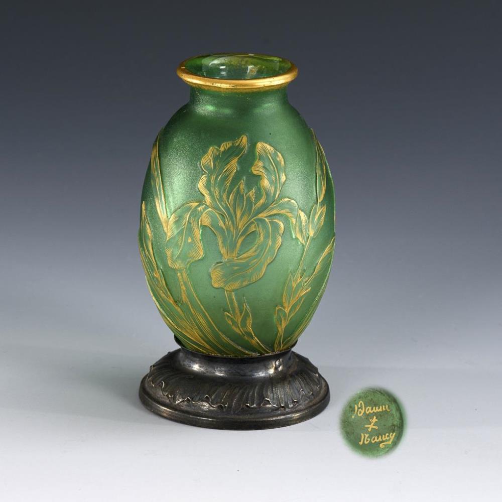 Kleine Jugendstil-Vase mit Silbermontierung. Daum.