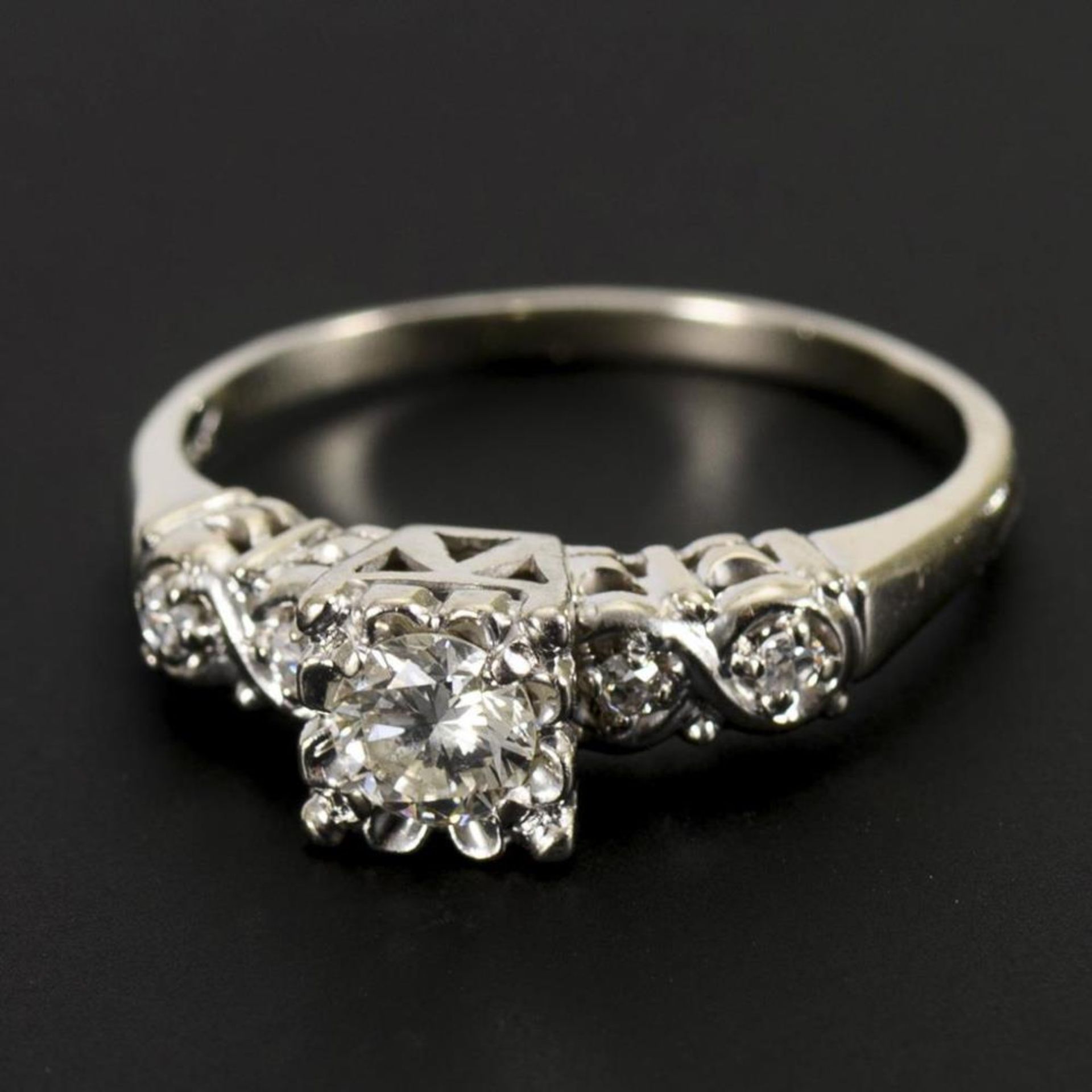 Ring mit Brillant und Diamanten.