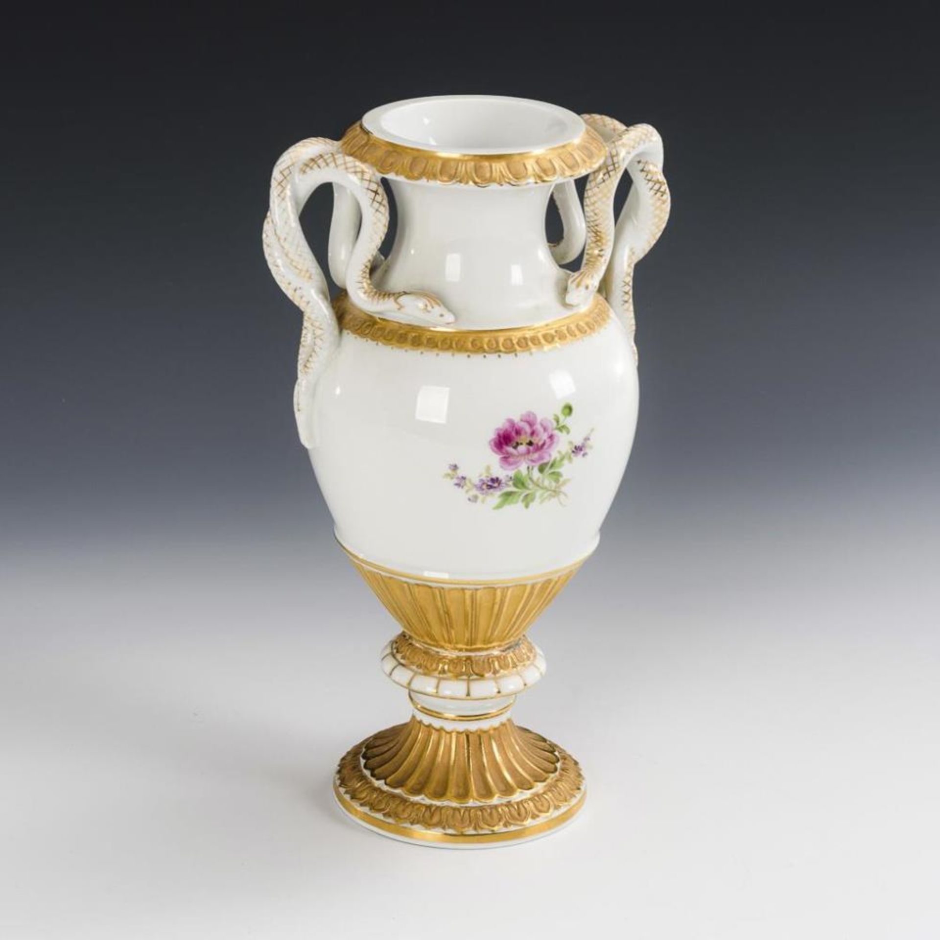 Schlangenhenkelvase mit Blumenmalerei.  Meissen . - Bild 2 aus 3