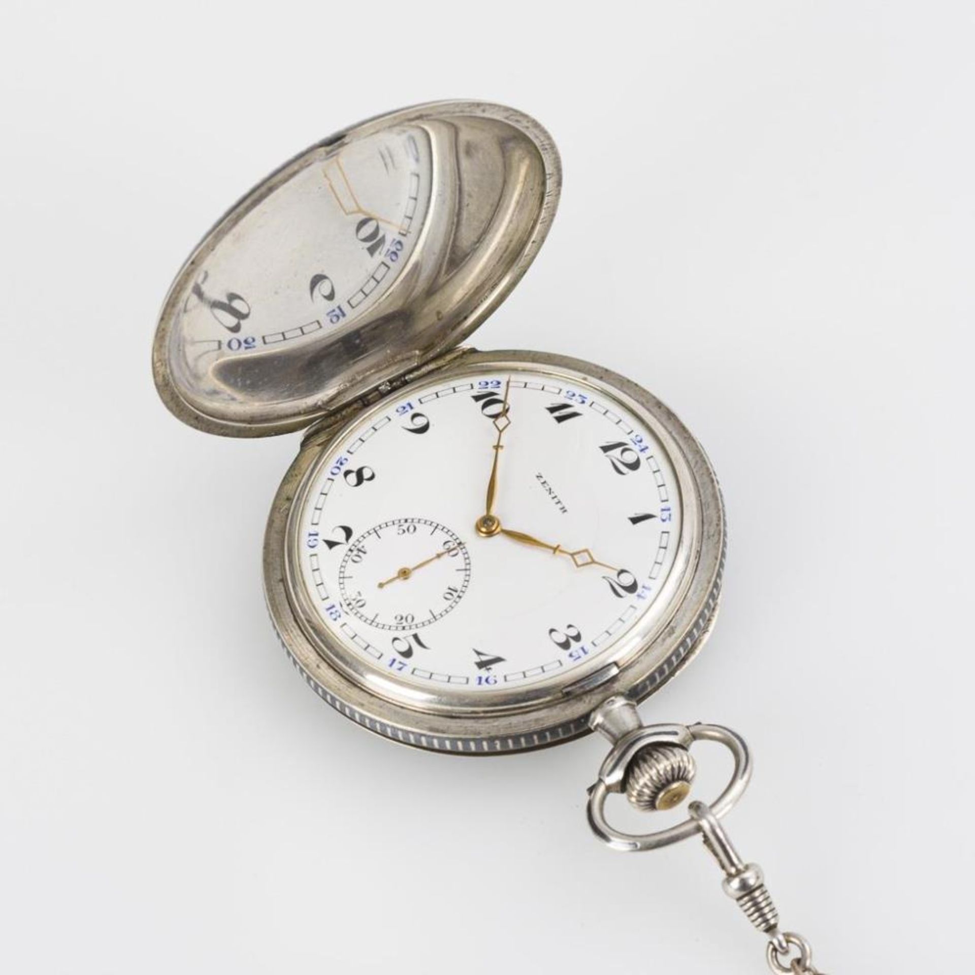 Silberne Savonette mit Niello-Dekor und silberner Uhrenkette.. Zenith.