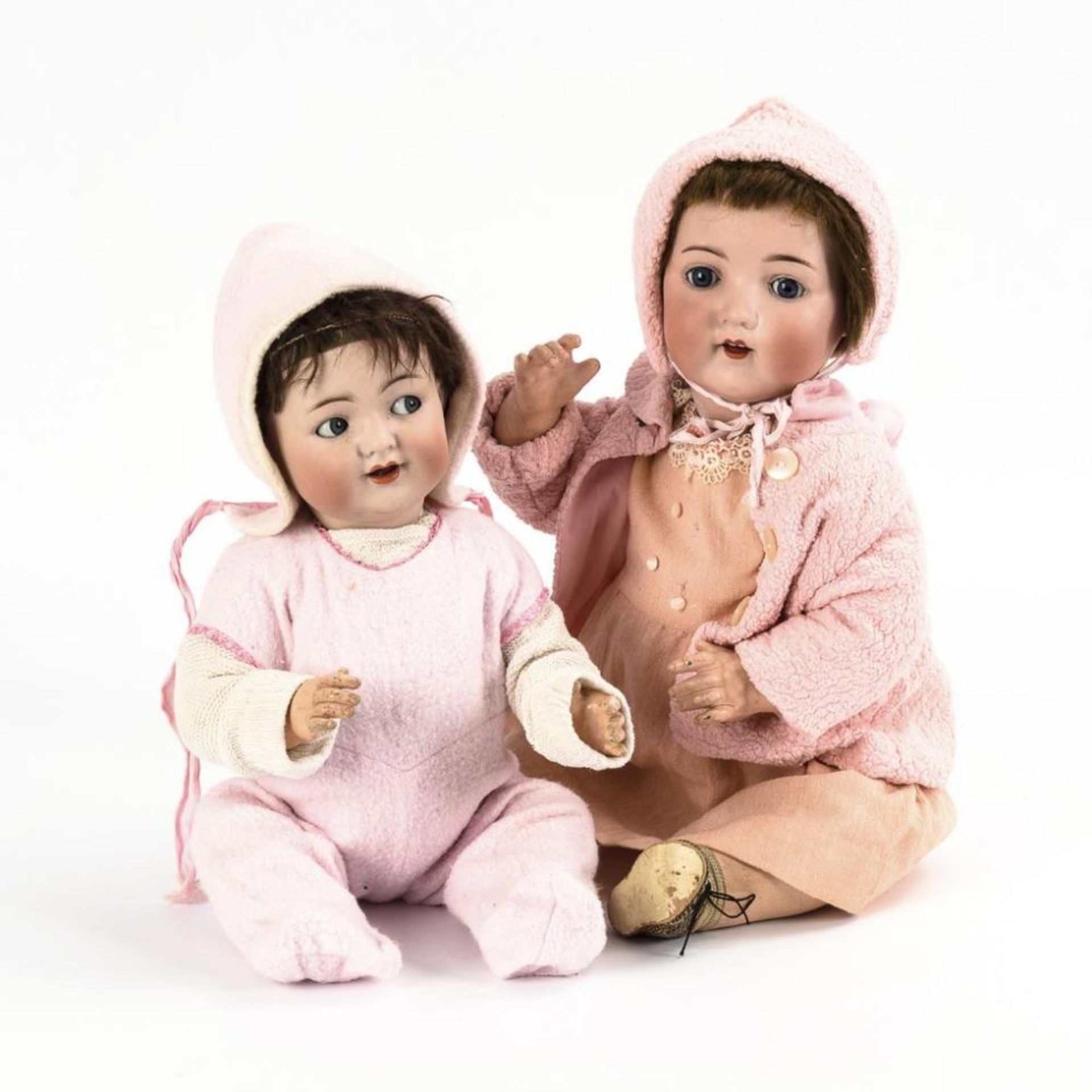 2 rosa bekleidete Charakterbabys. Armand Marseille und Kämmer & Reinhardt.