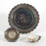 Asiatische Porzellantasse mit Silberhenkel, silberne Untertasse und versilberter Teller.