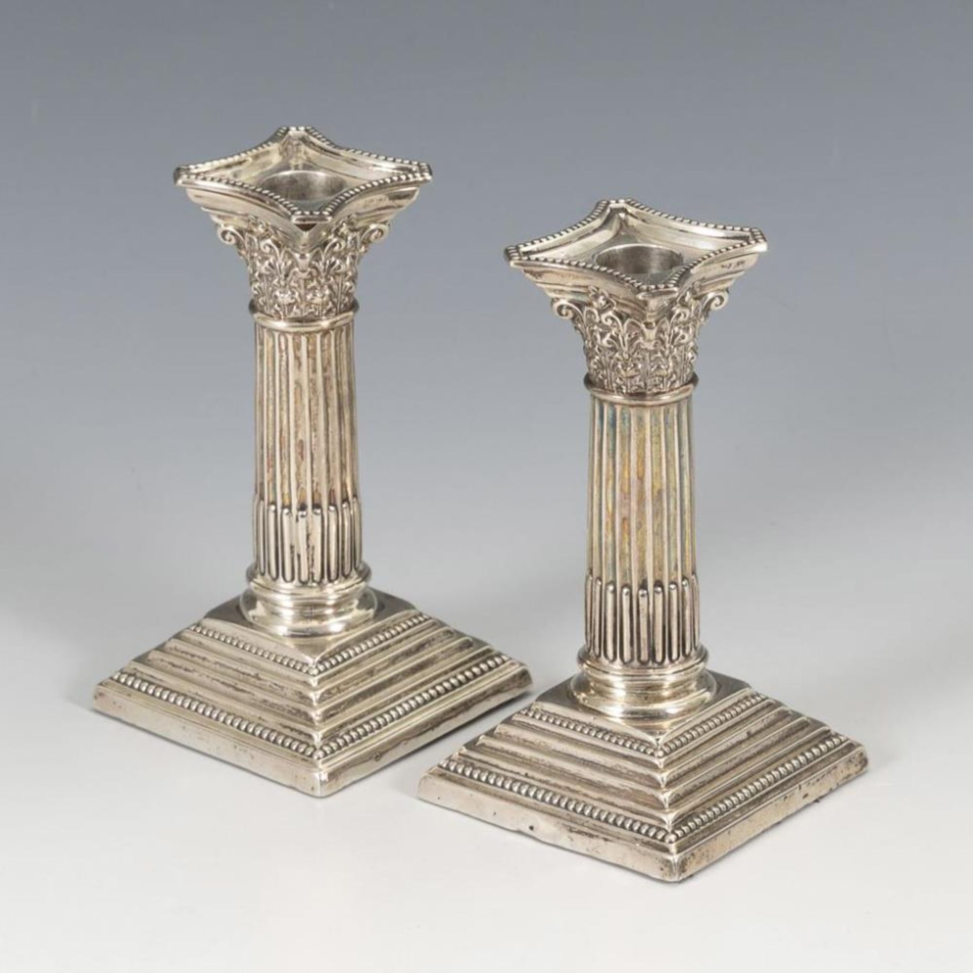 2 kleine Silberleuchter in Säulenform. Wohl Charles Boyton.