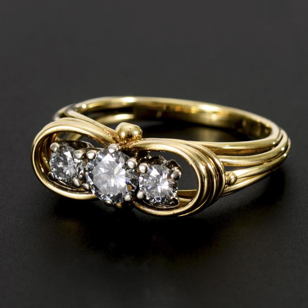 Ring mit Brillanten.