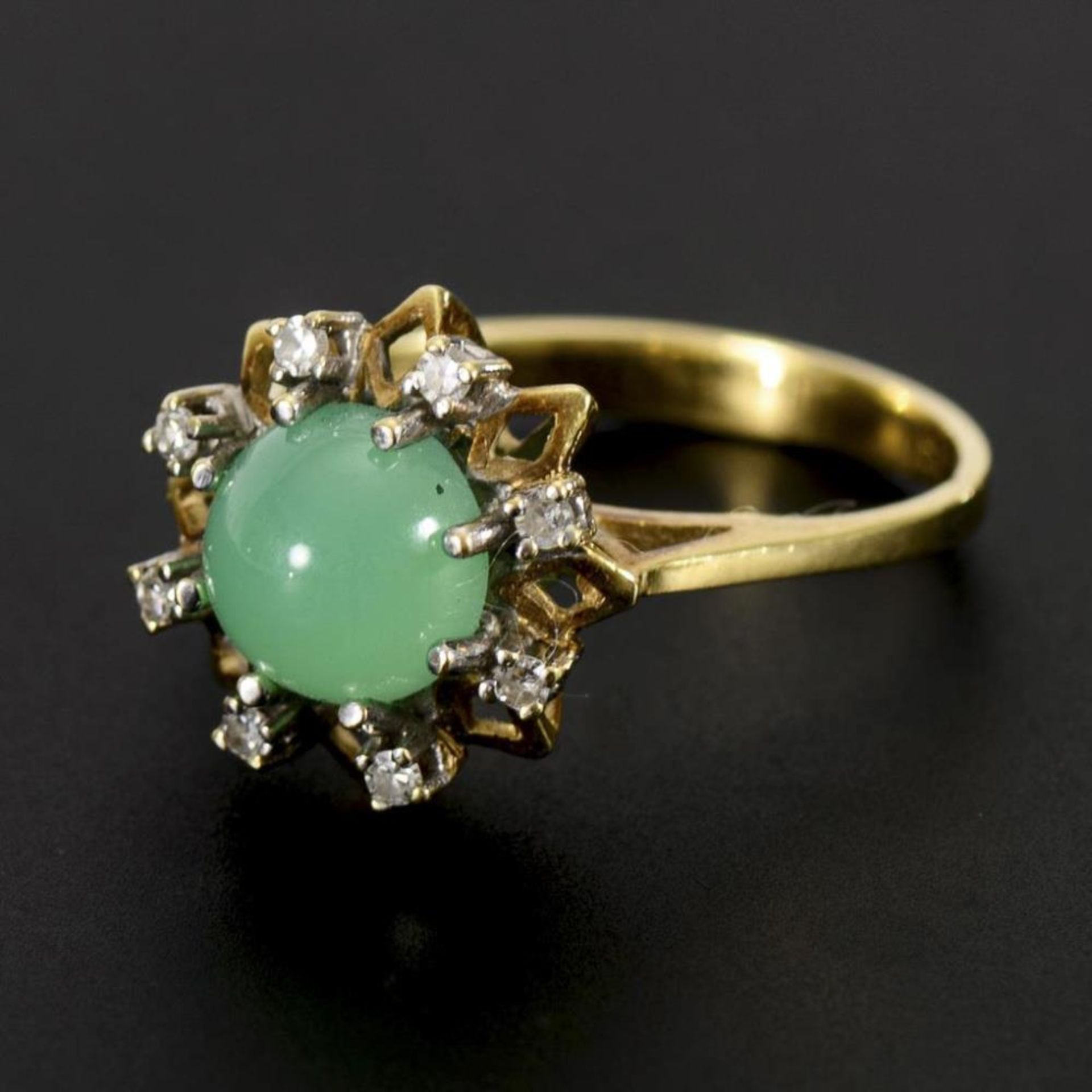 Ring mit Chrysopras und Diamanten.