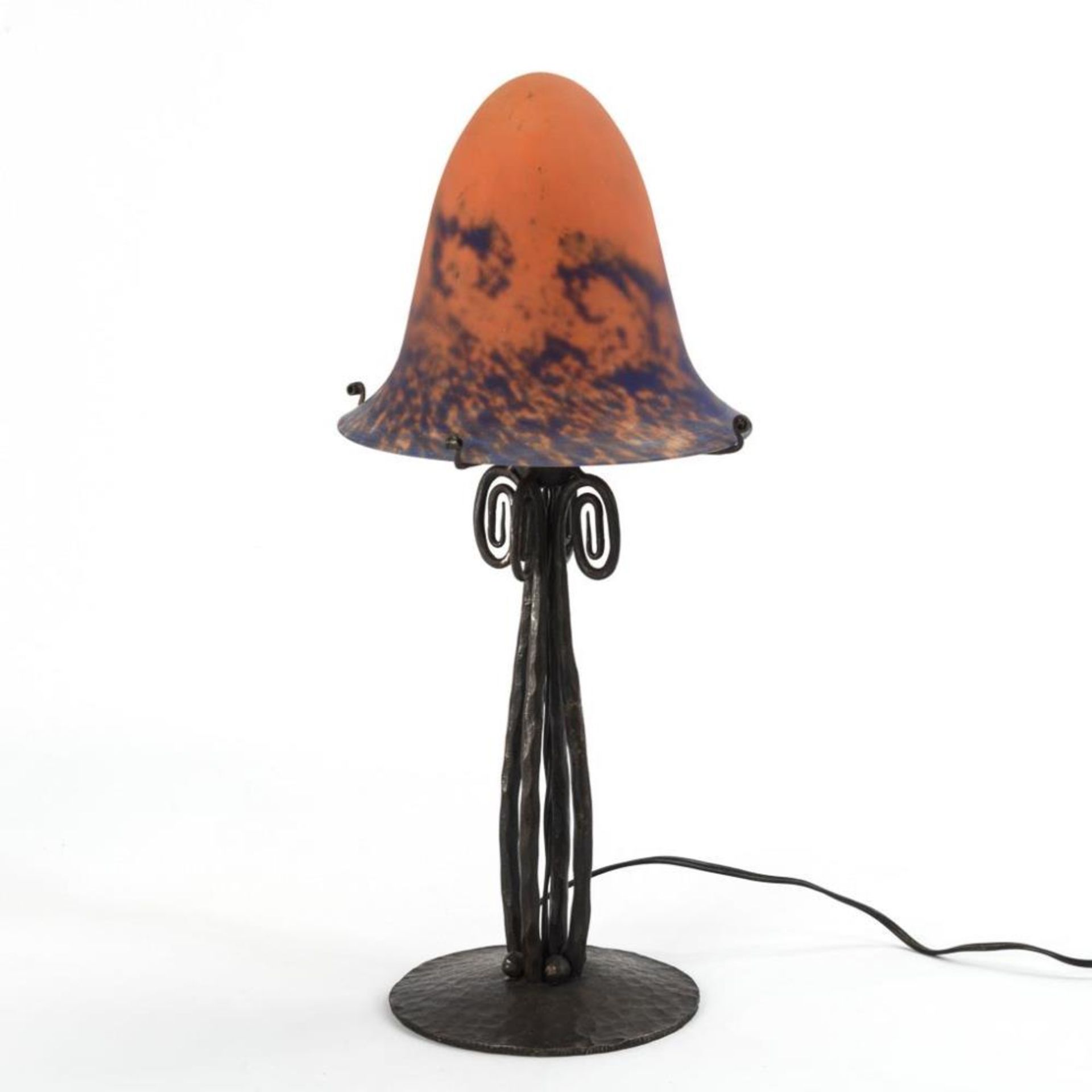 Französische Art-déco-Tischlampe mit Glasschirm. Schirm wohl Noverdy, Fuß wohl FAG.