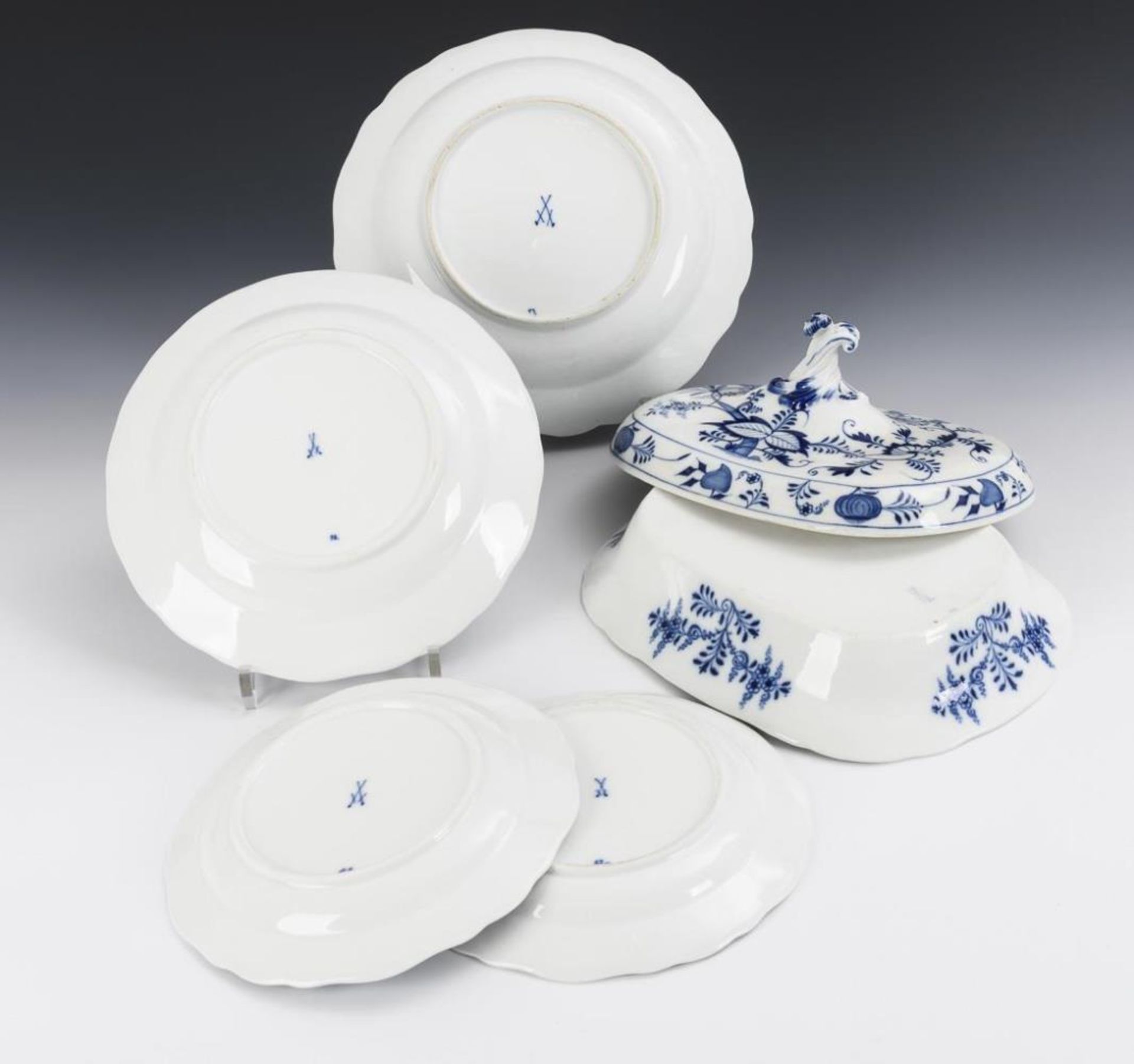 Zwiebelmuster-Deckelschüssel und 4 Teller. Meissen. - Image 2 of 2