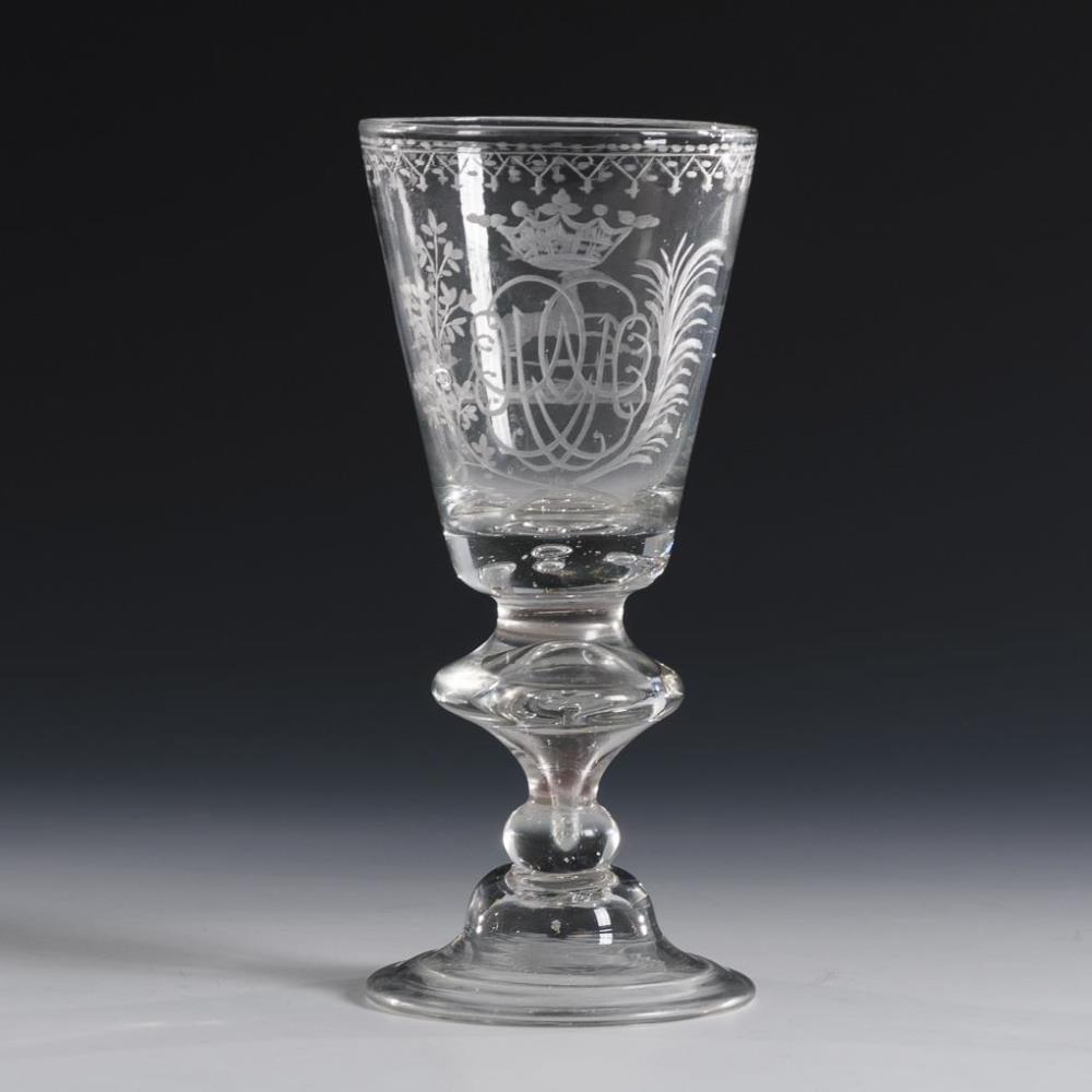 Barockes Kelchglas mit Adelsmonogramm.