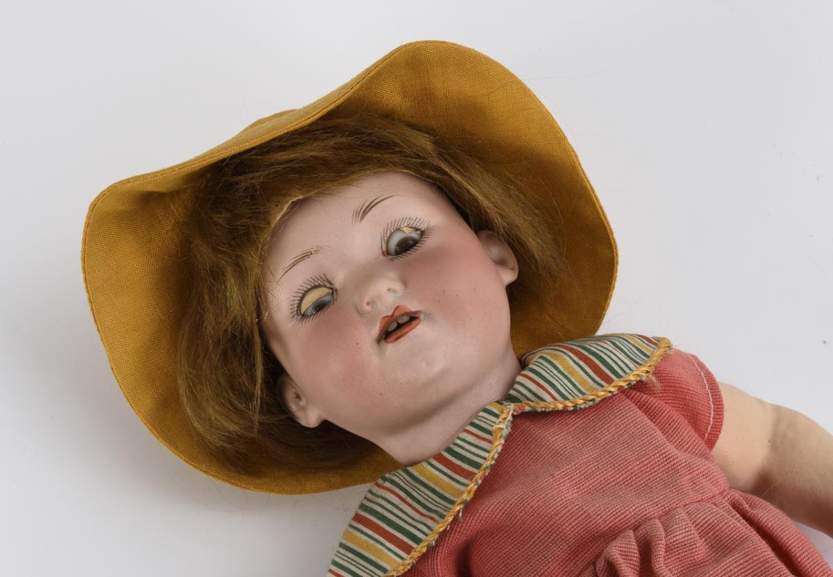 Porzellankopf-Puppe auf Stuhl. Armand Marseille, für Otto Gans. - Image 3 of 4