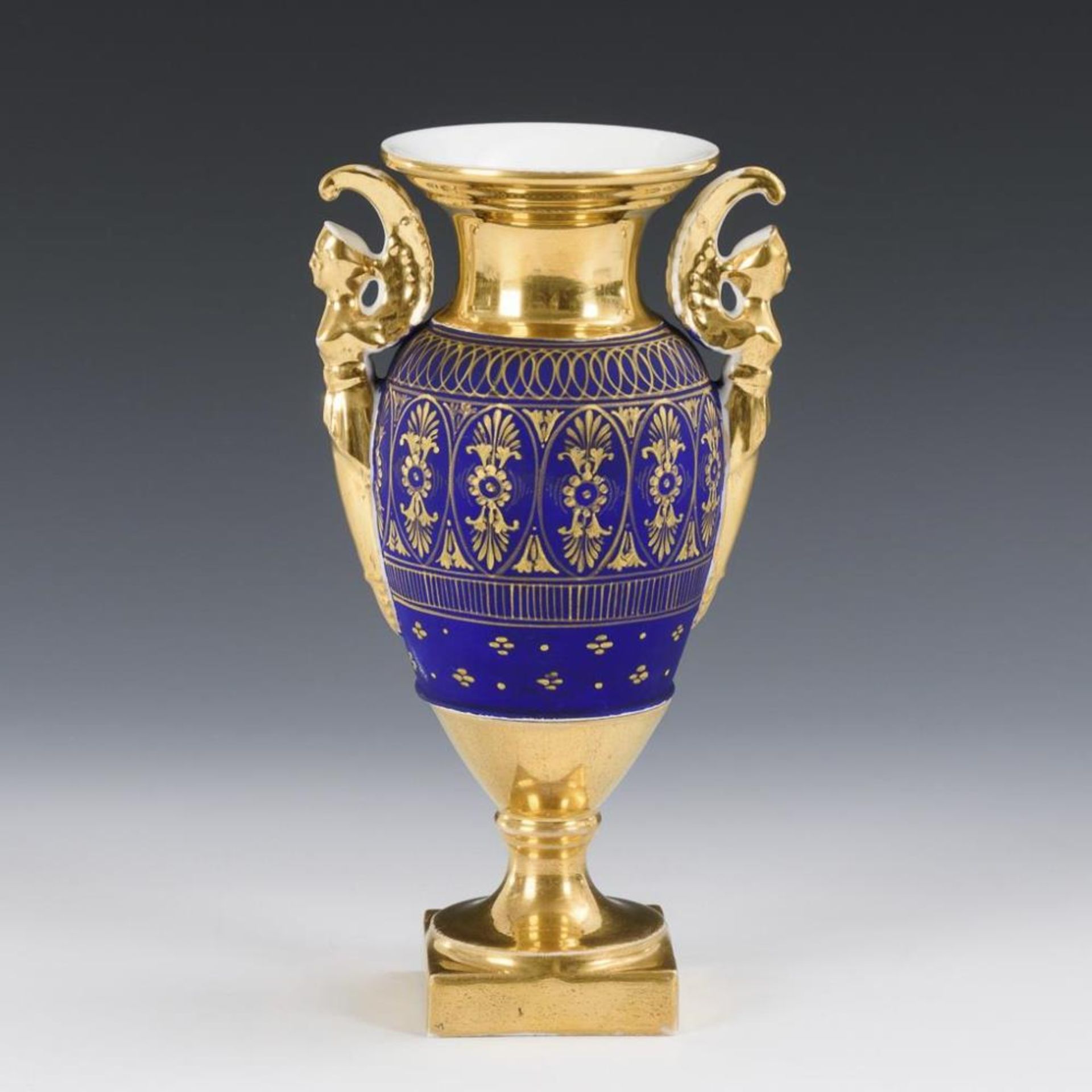 Empire-Vase mit figürlichen Handhaben.