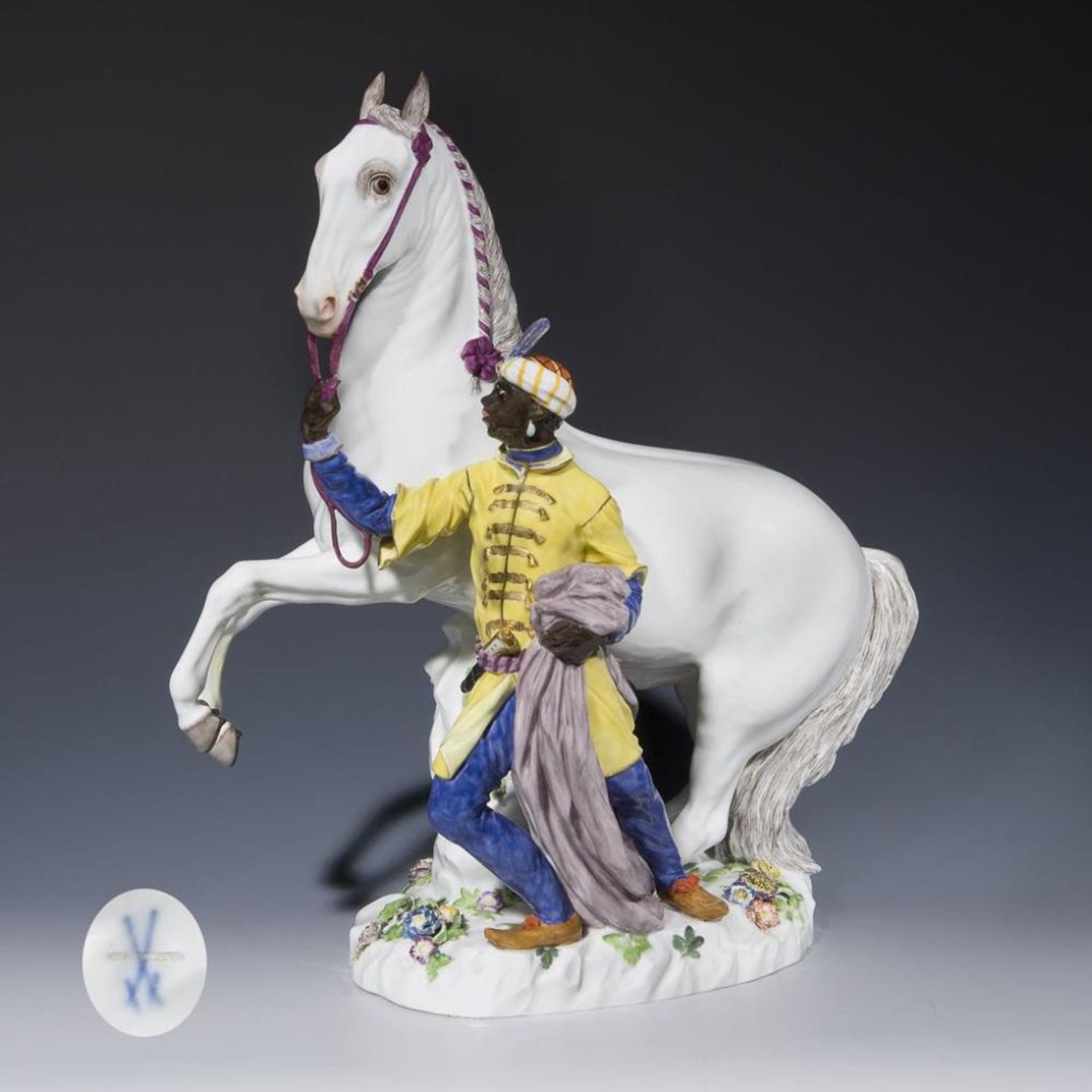 Große Figurengruppe: Mohr mit Schimmel.  Meissen.