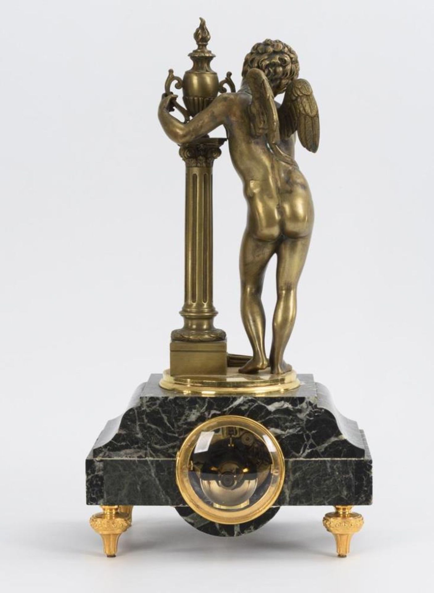 Elegante Marmor-Pendule mit Putto.. A.D. Mougin. - Bild 3 aus 4