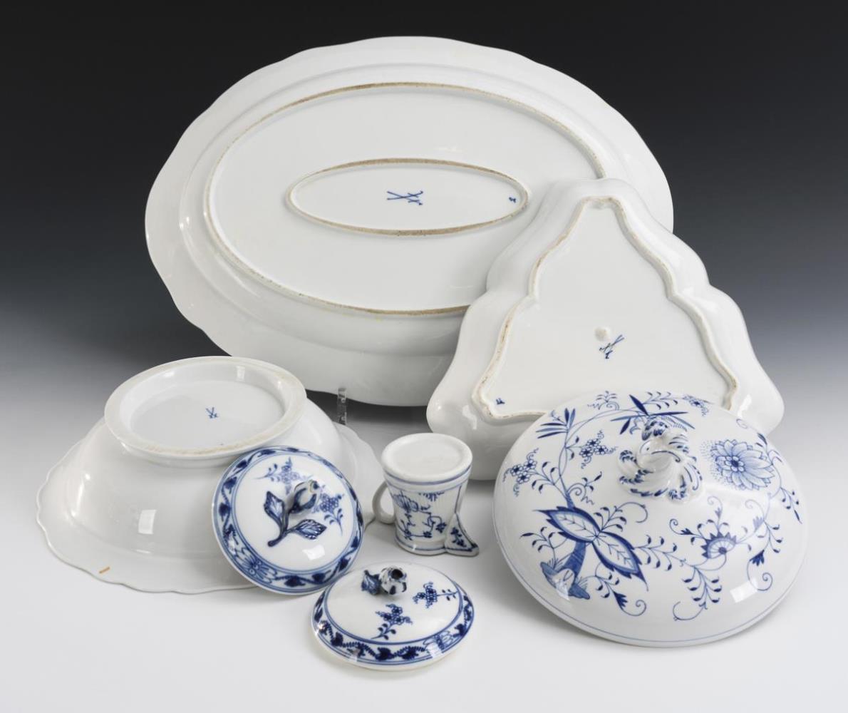 Zwiebelmusterplatte, -Deckelschüssel und -Dreiecksschale. Meissen. - Image 2 of 2