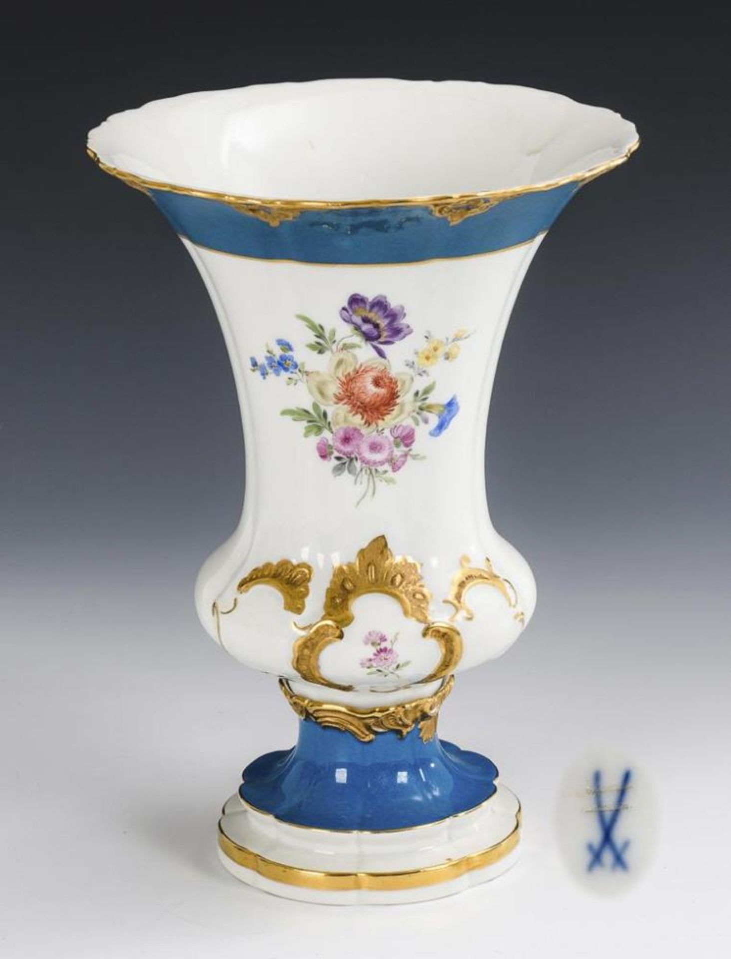 Vase mit Blumenmalerei.  Meissen.