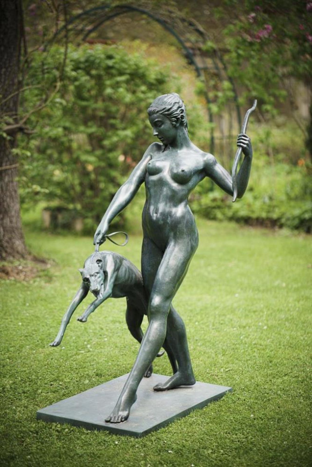 MCCARTAN, Edward (nach) (1879 Albany - 1947 New Rochelle). Große Gartenbronze: Diana mit Jagdhund. - Image 11 of 14