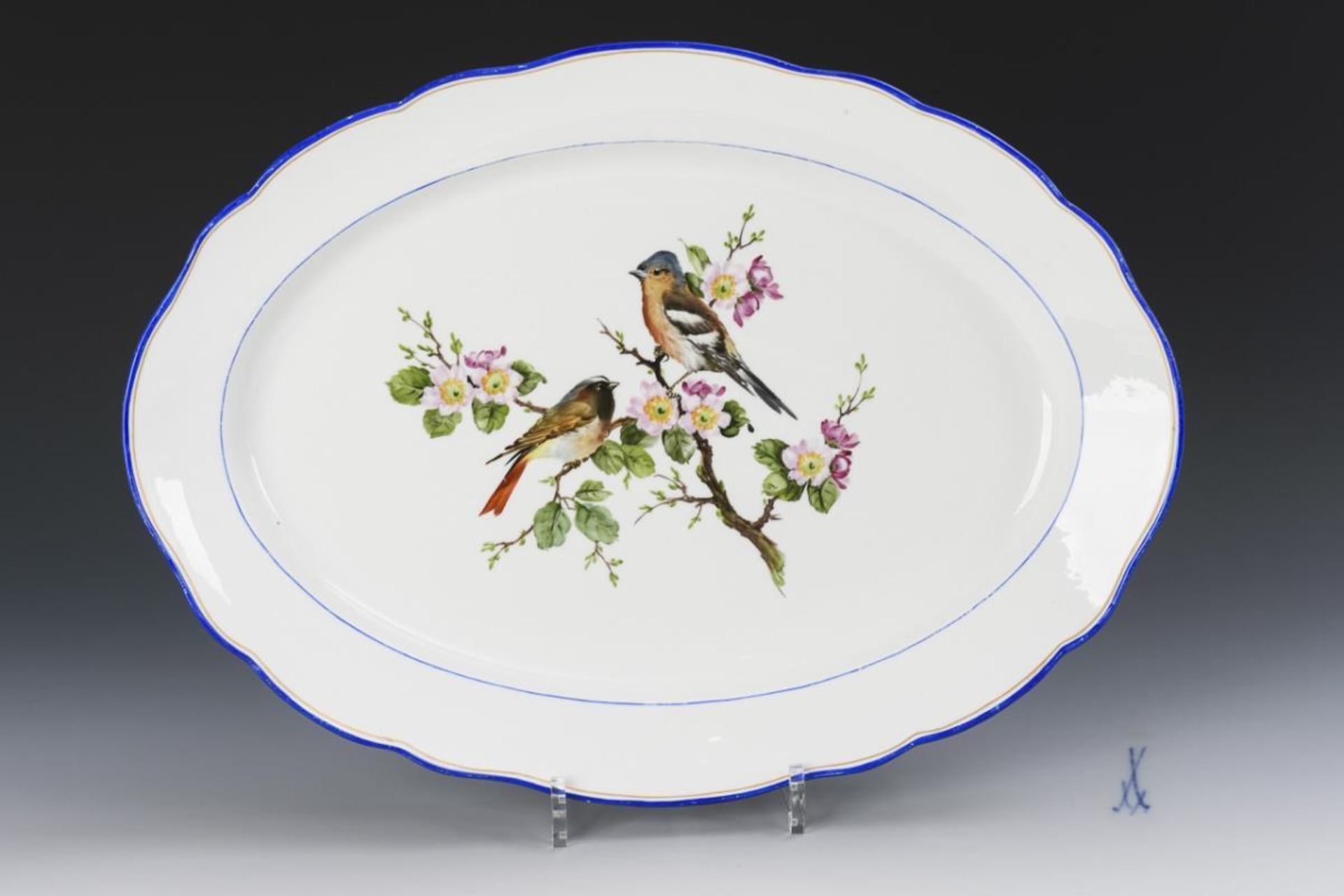 Platte mit Vogelmalerei.  Meissen.