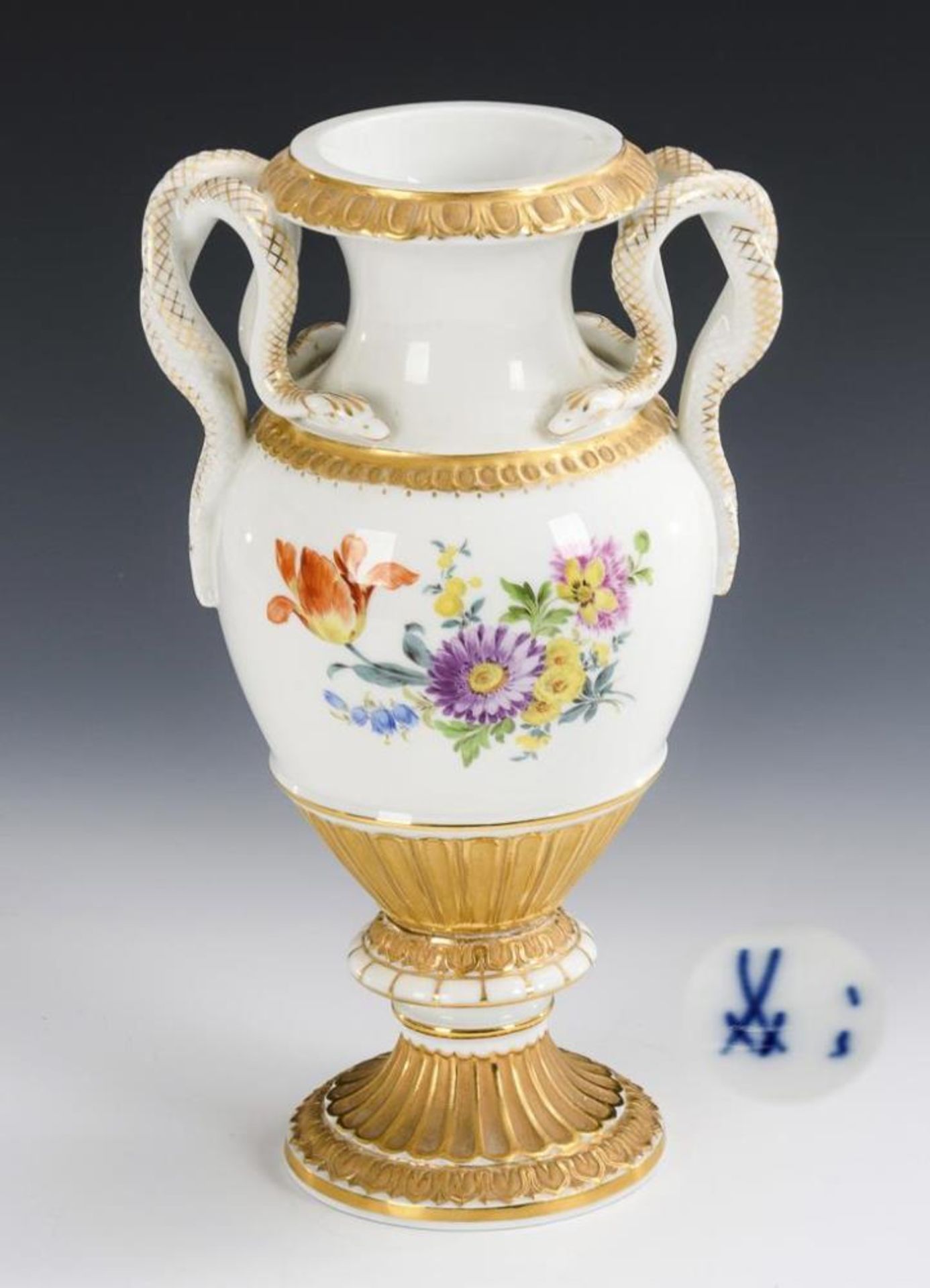 Schlangenhenkelvase mit Blumenmalerei.  Meissen .