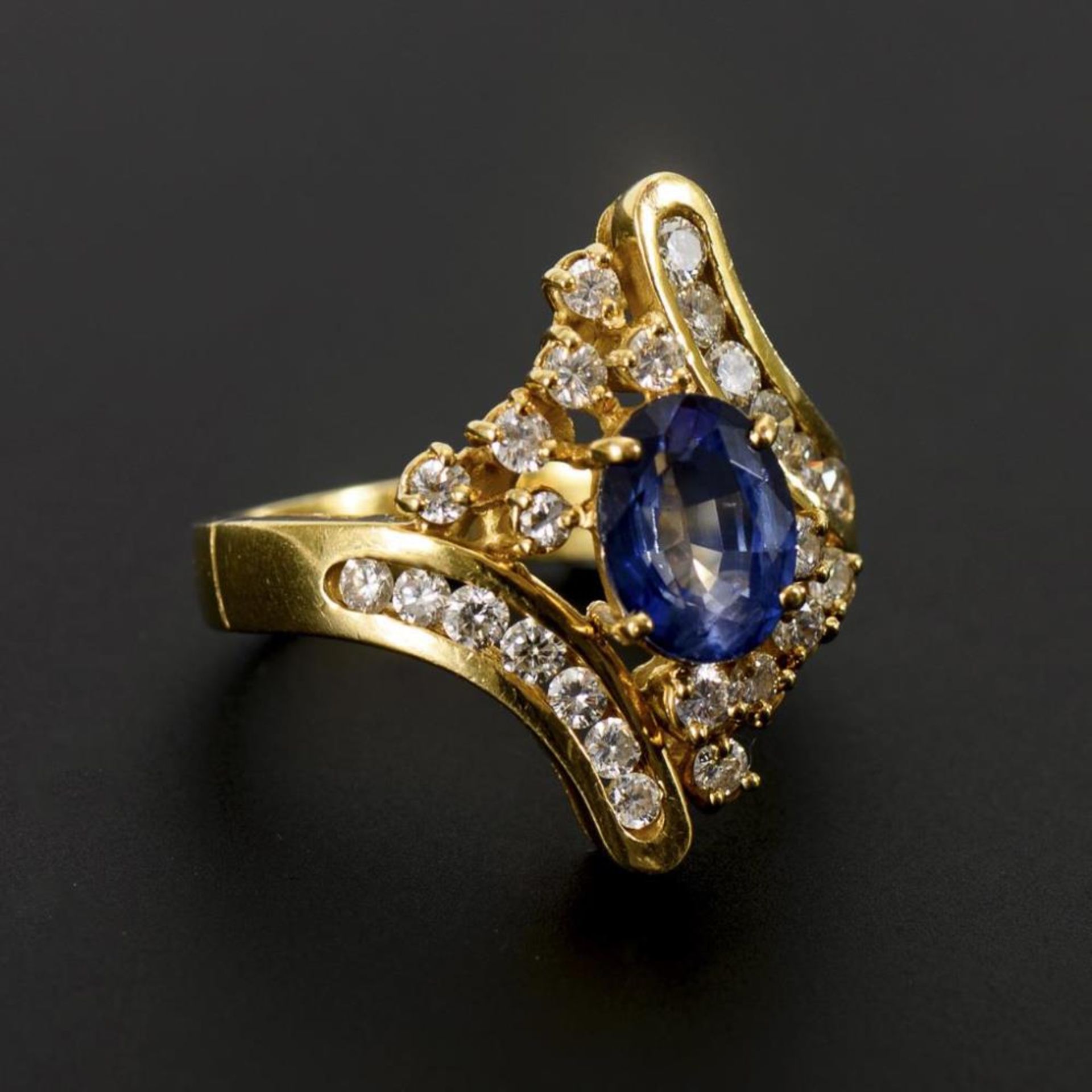 Exquisiter Ring mit Saphir und Brillanten.