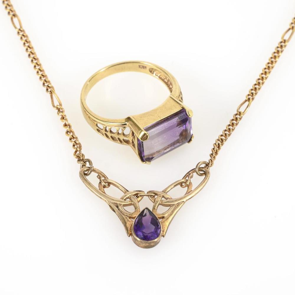 Englisches Collier und moderner Ring mit Amethyst.