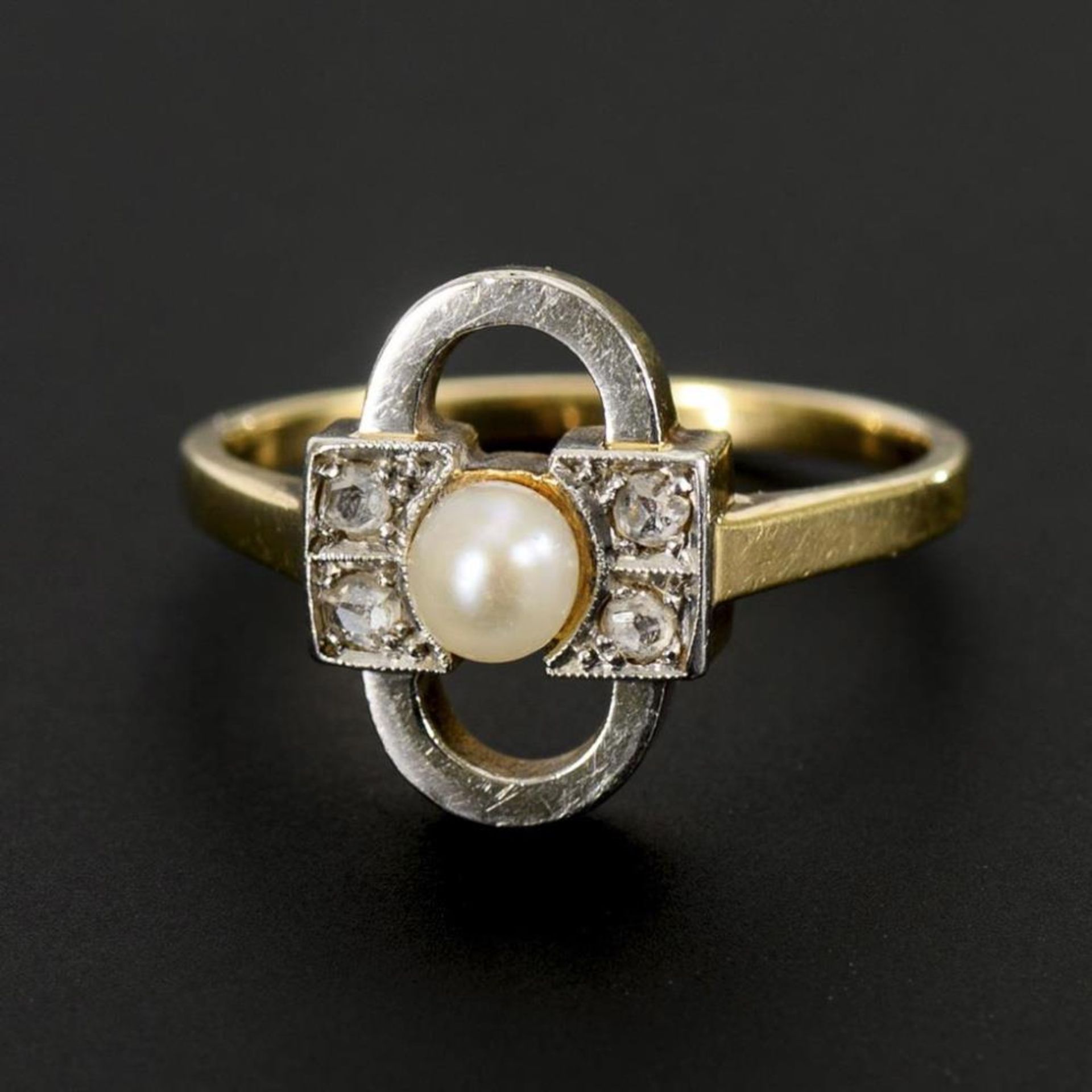 Art-déco-Ring mit Perle und Altschliff-Diamanten, um 1920.