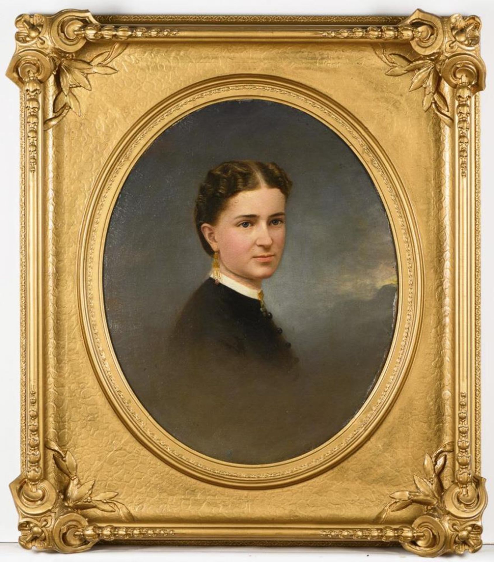 Ovales Bildnis einer jungen Damen im Prunkrahmen.