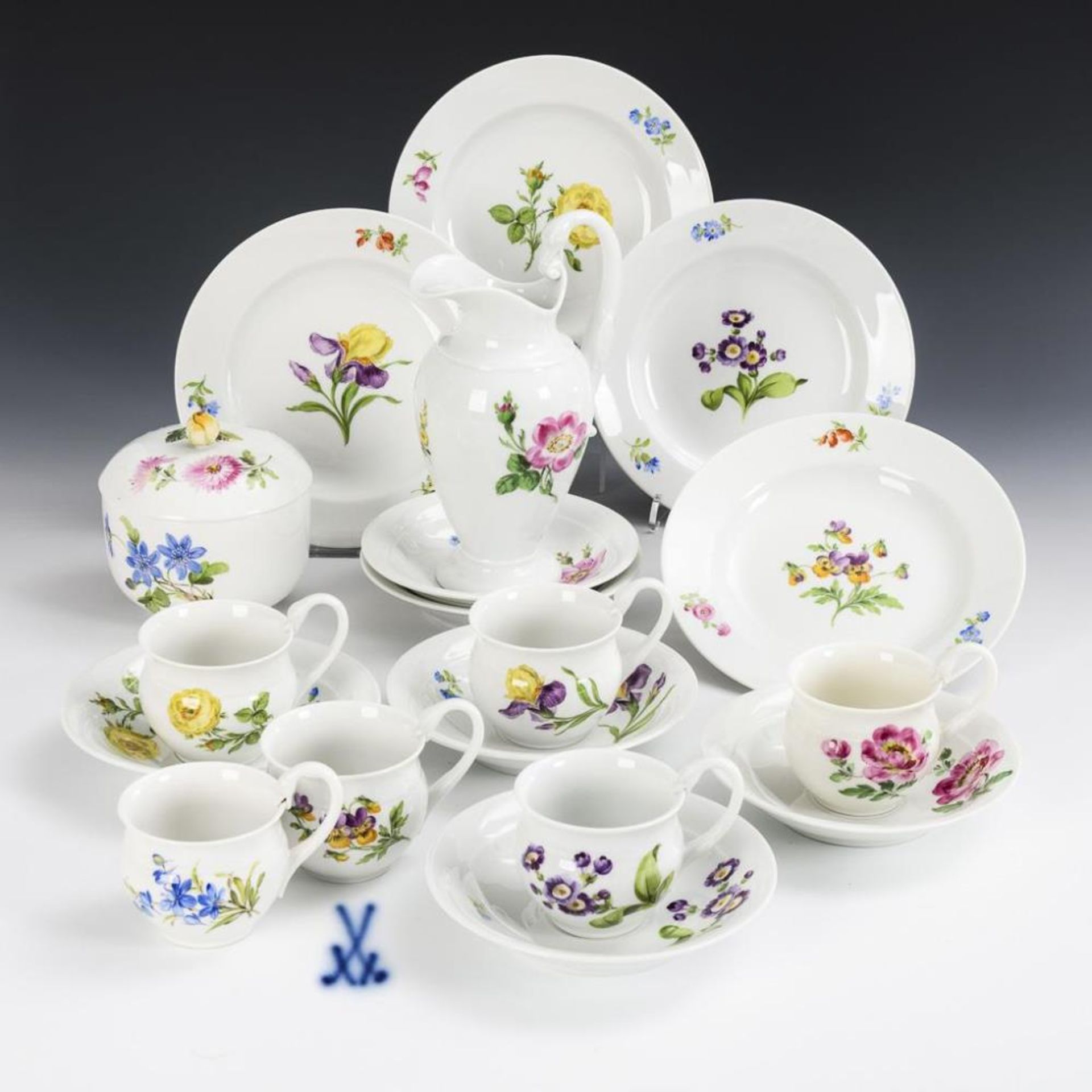 18 Teile eines Kaffeeservice mit Blumenmalerei. Meissen.