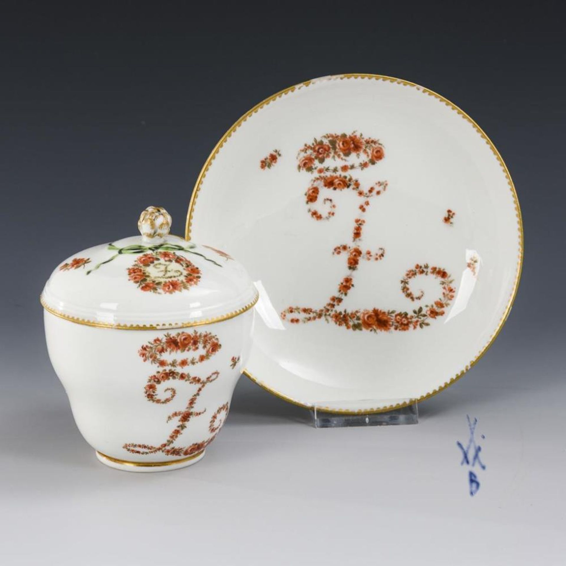 Barocke Deckeltasse mit Blumenmonogramm.  Meissen.