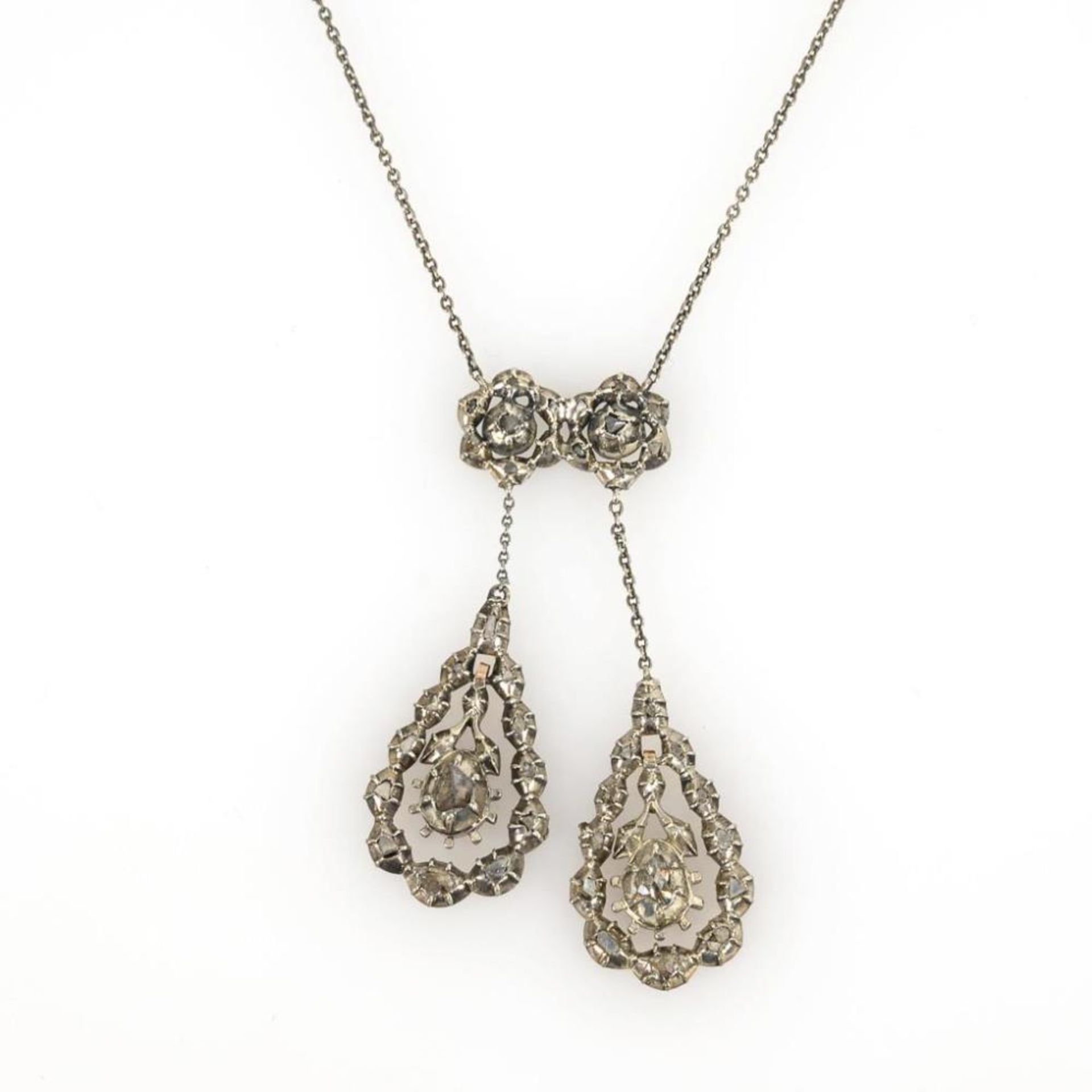 Collier aus antiken Ohrhängern mit Altschliff-Diamanten. - Bild 2 aus 2