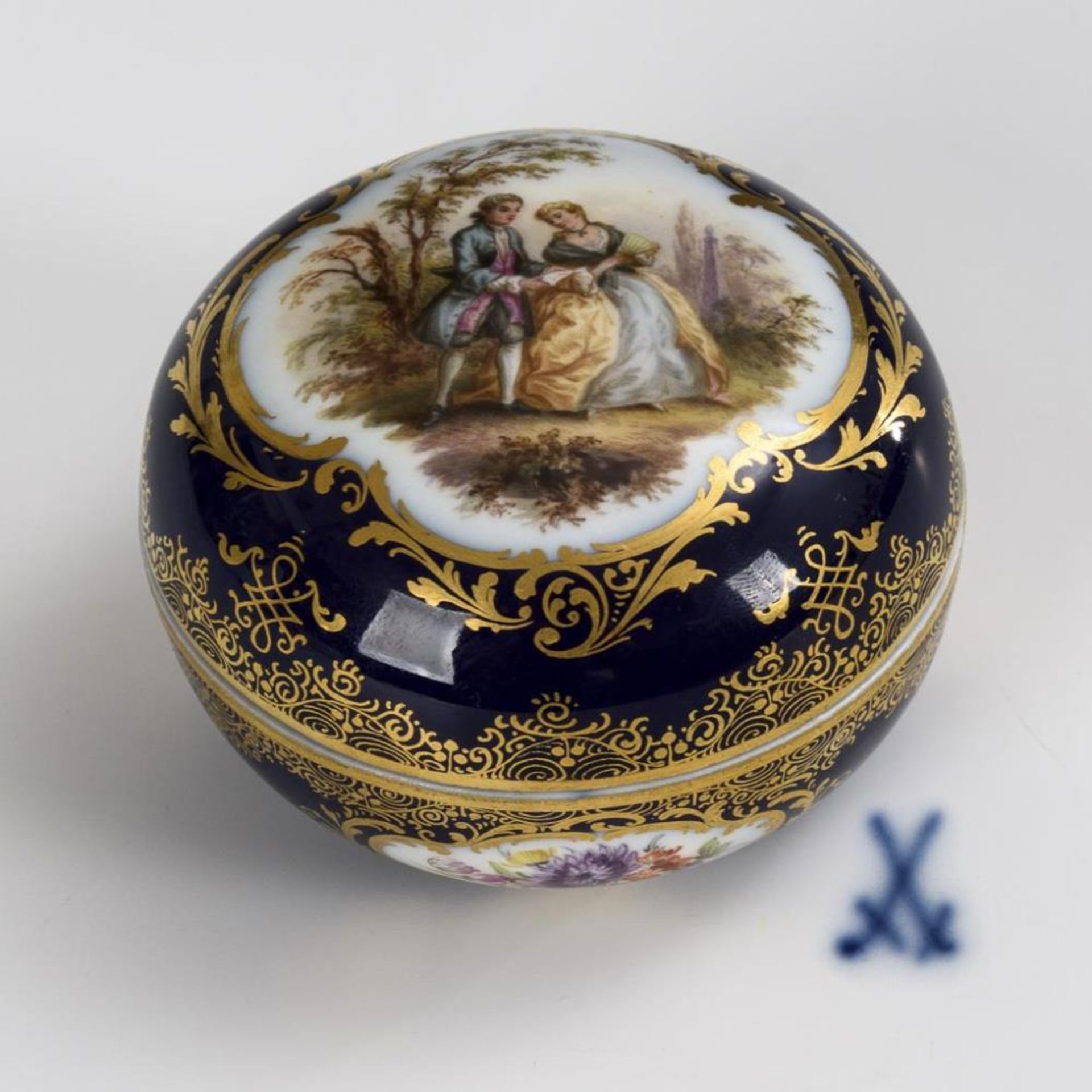 Dose mit Kobaltfond und Watteau-Malerei.  Meissen.