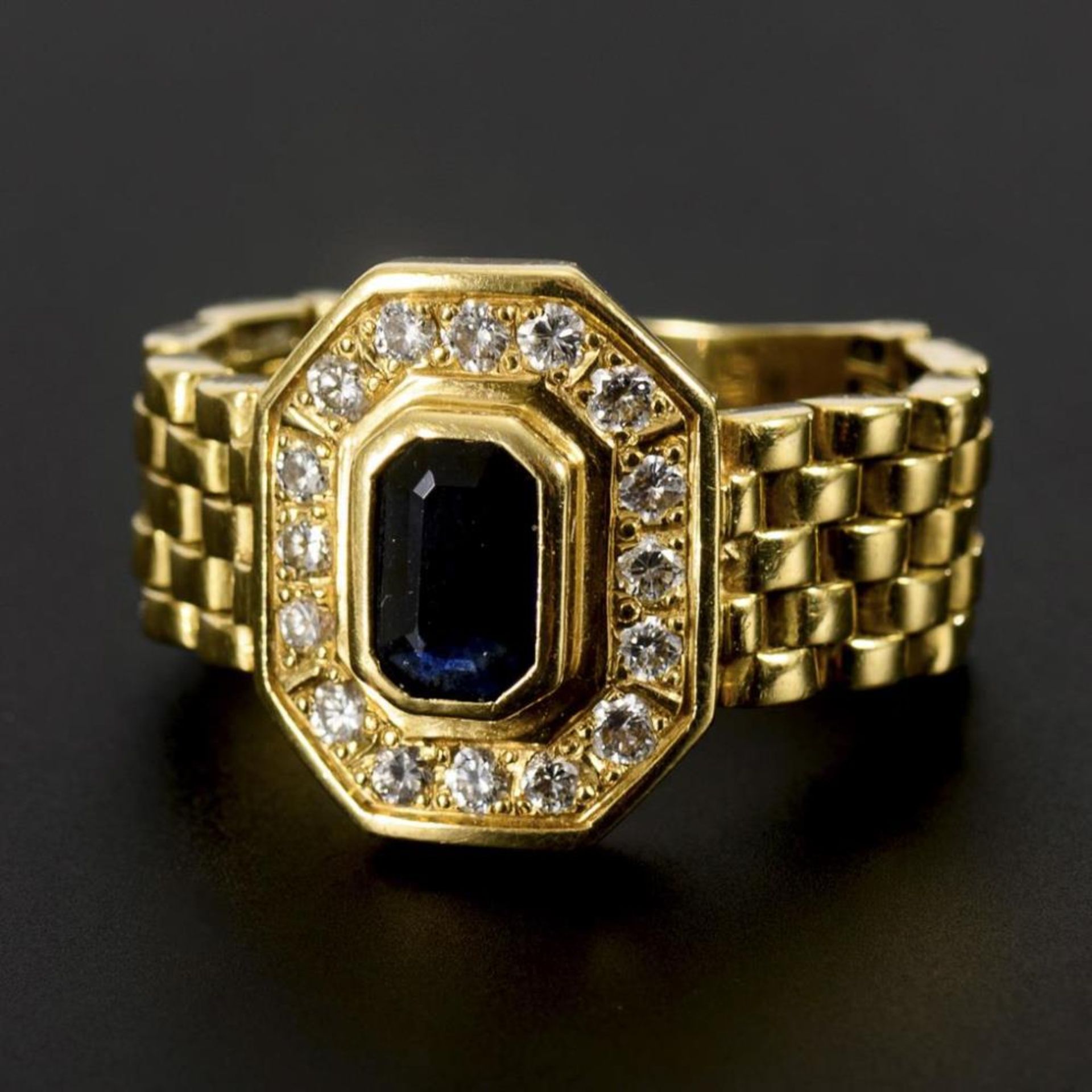 Edler Ring mit Saphir und Brillanten.