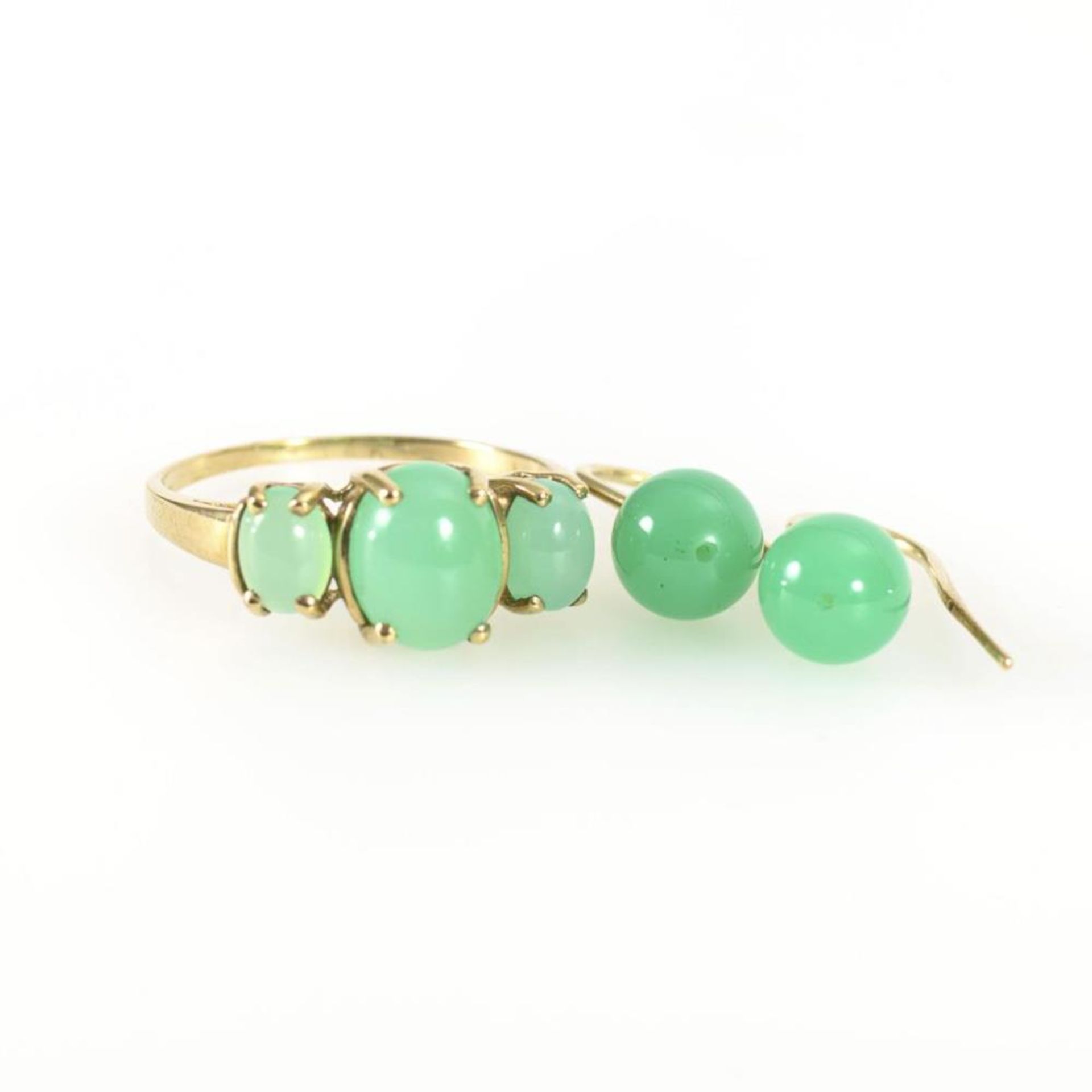 Ring und Ohrhängerpaar mit Chrysoprasen.