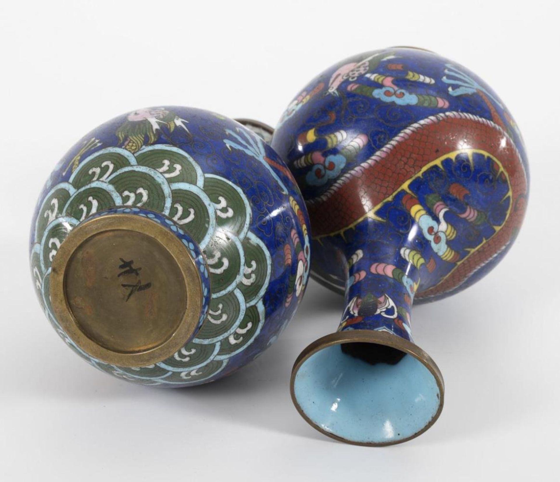 Paar Cloisonné-Vasen mit Drachenmotiv. - Image 3 of 3