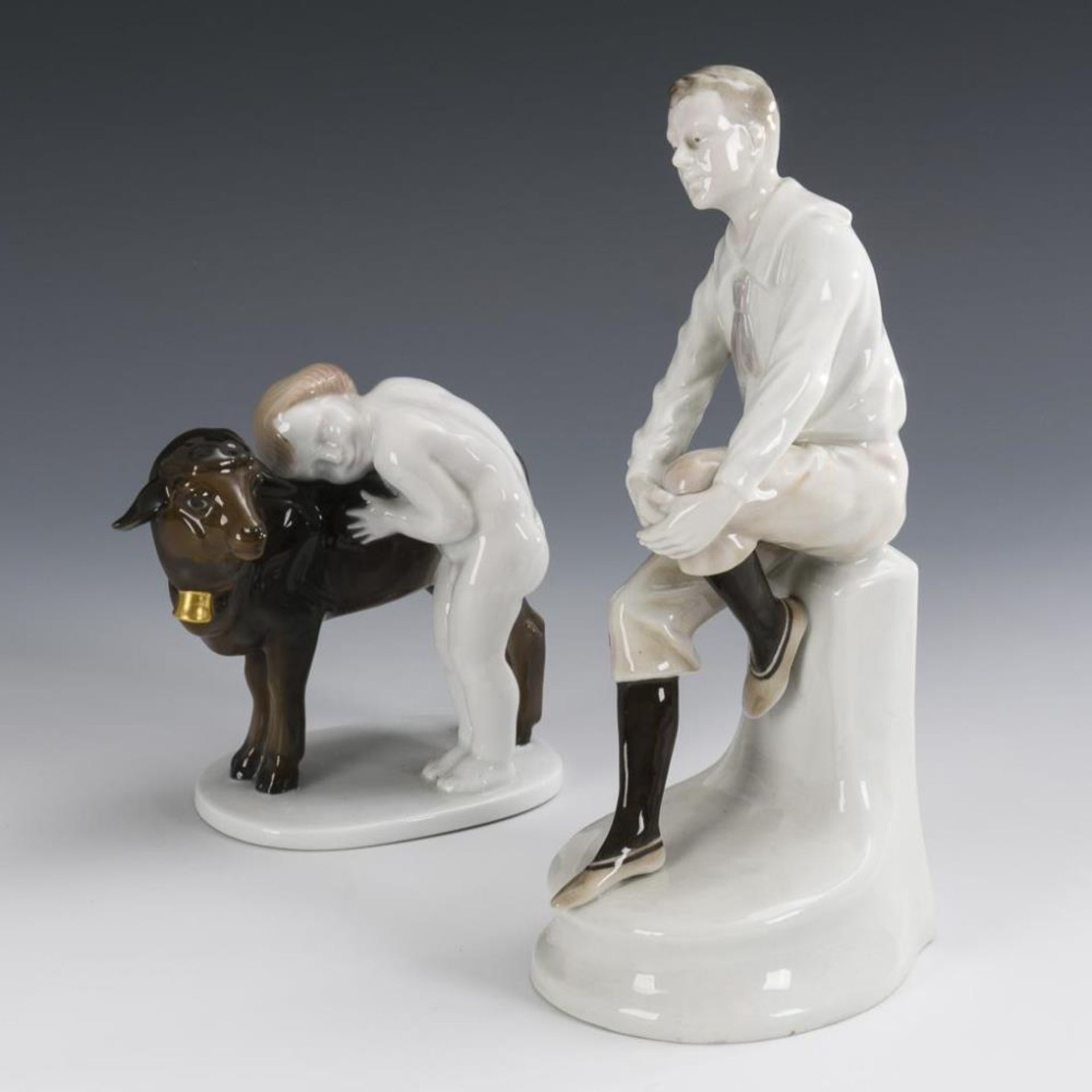 2 Jugendstil-Figuren: "Spielkameraden" und junger Mann.