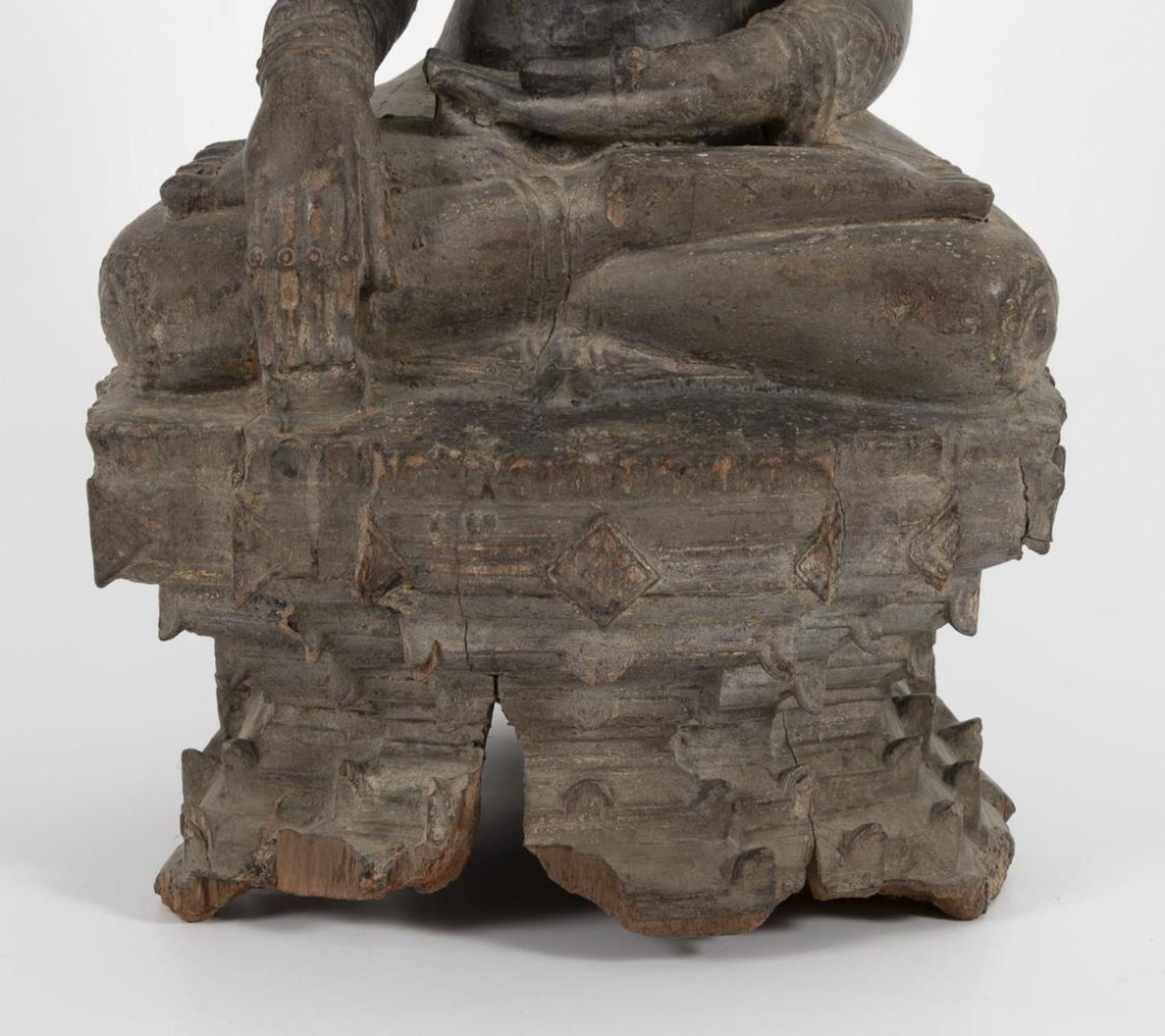 Großer geschnitzter Buddha. - Bild 3 aus 7