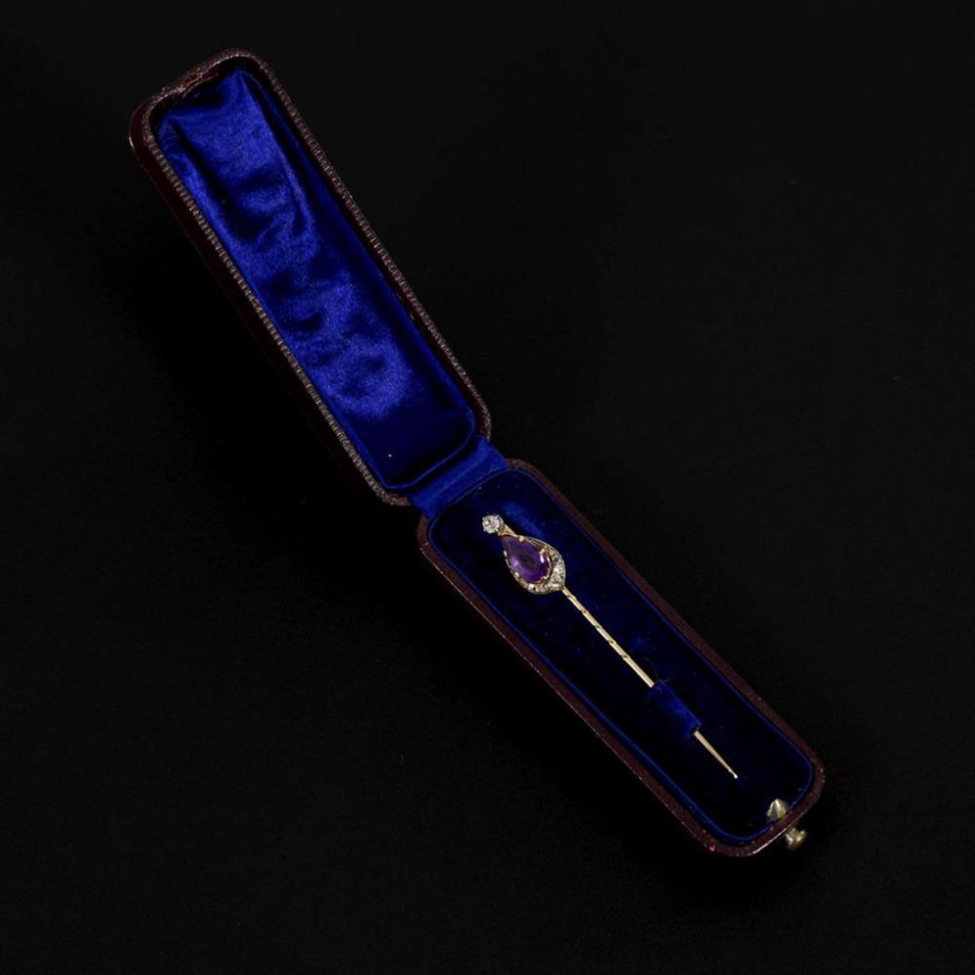 Krawattennadel mit Amethyst und Altschliff-Diamanten um 1900, im Etui. - Image 3 of 4