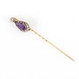 Krawattennadel mit Amethyst und Altschliff-Diamanten um 1900, im Etui.