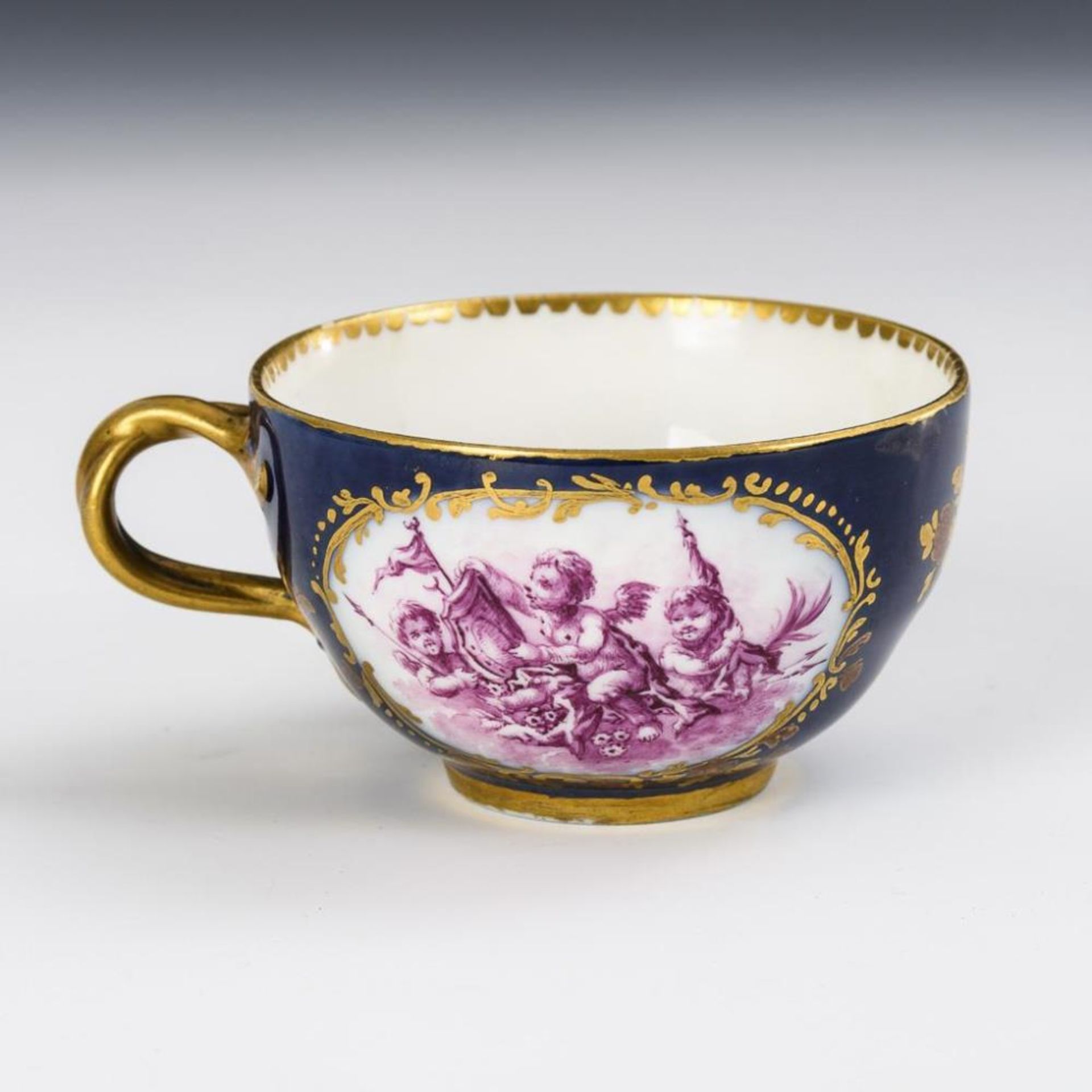 Barocke Tasse mit Puttenmalerei.  Meissen. - Bild 2 aus 5