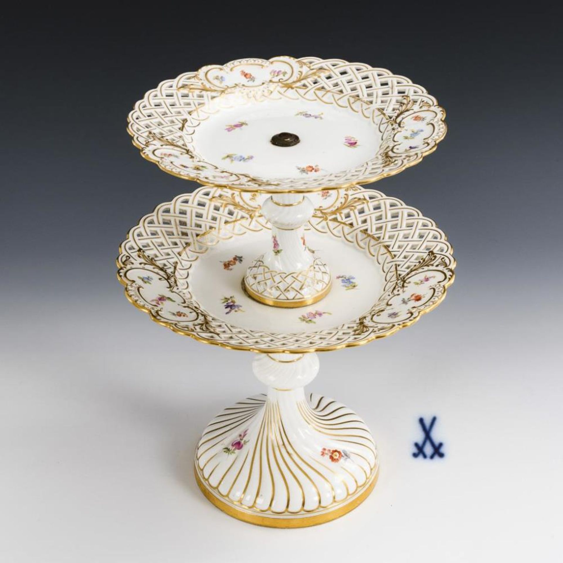 Etagere mit Streublümchenmalerei.  Meissen.