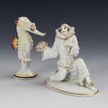 2 Art-déco-Figuren: Seepferdchen und Pierrot mit Blumenstrauß.