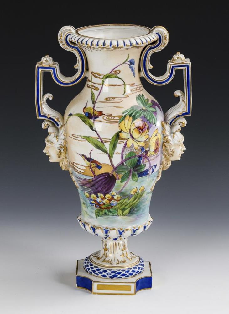 Jugendstil-Vase mit Maskaronhenkeln.