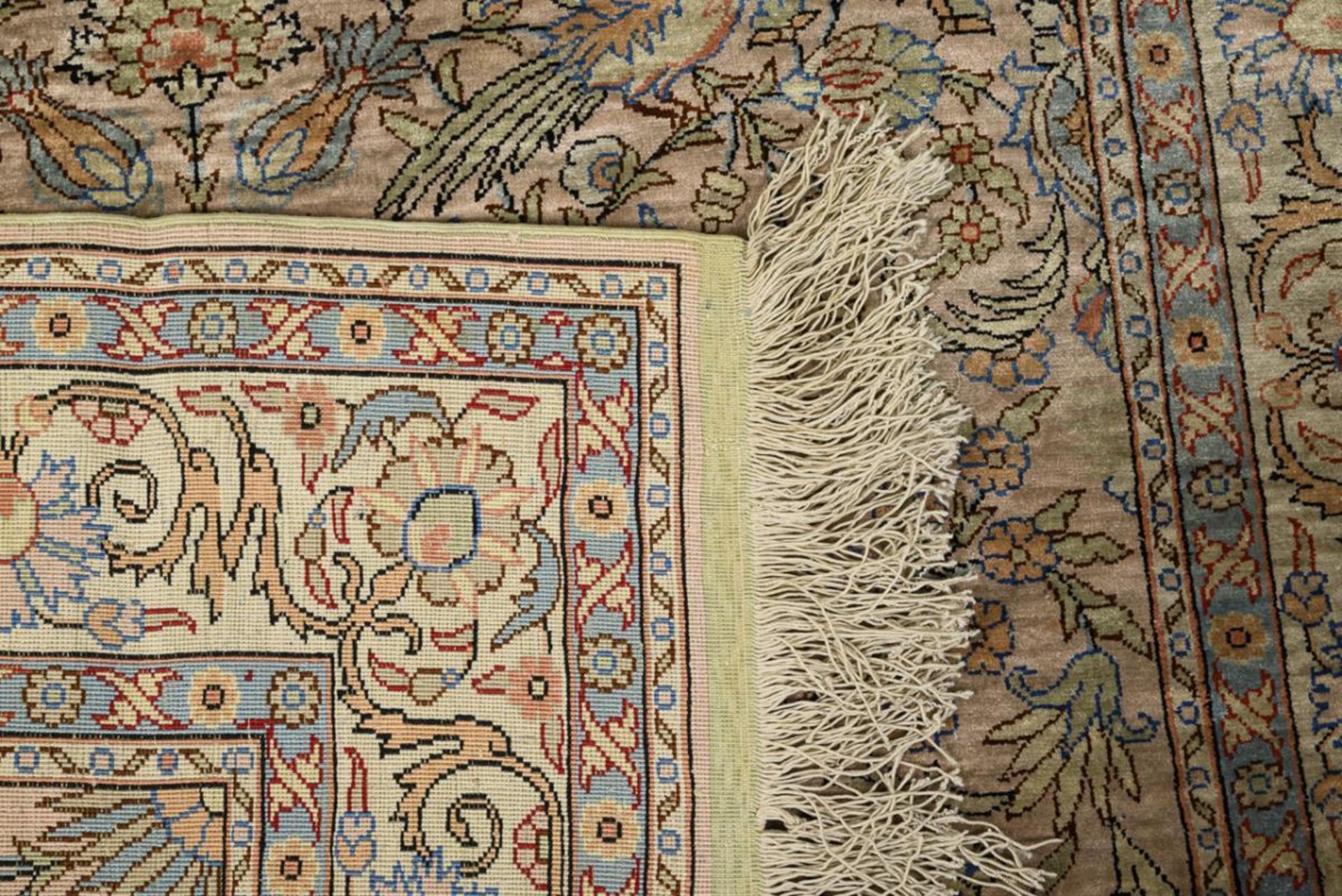 Orientalischer Nischenteppich mit prächtigem Vasenmotiv. - Bild 2 aus 2