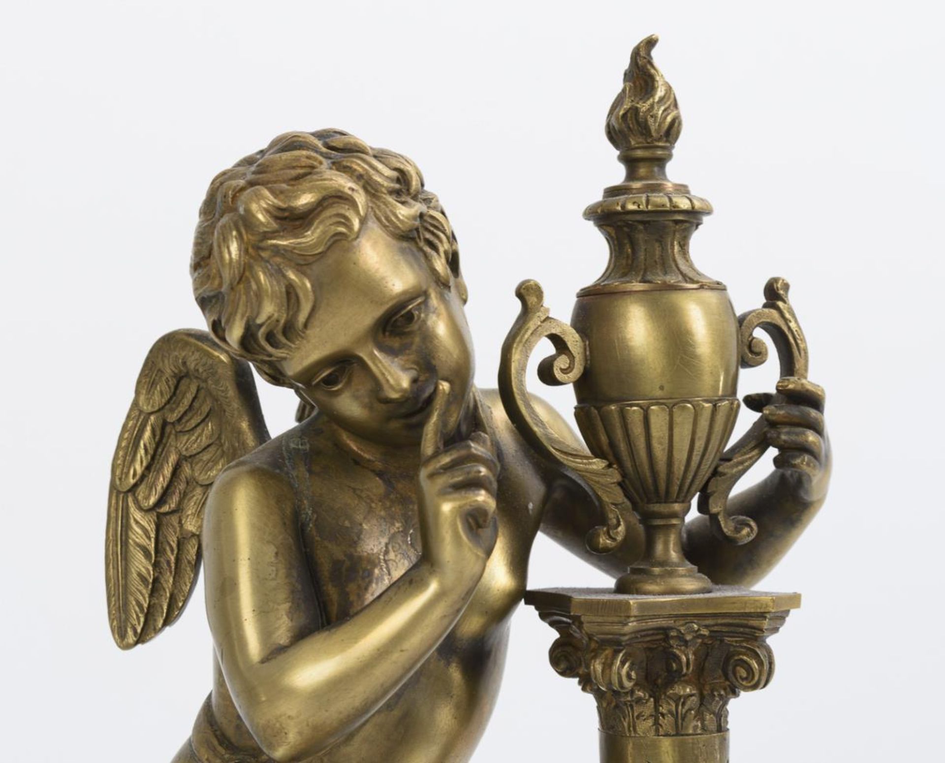 Elegante Marmor-Pendule mit Putto.. A.D. Mougin. - Bild 2 aus 4