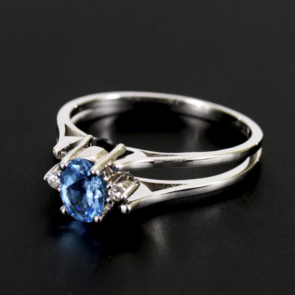 Moderner Wandelring mit Saphir, Blautopas und Diamanten.